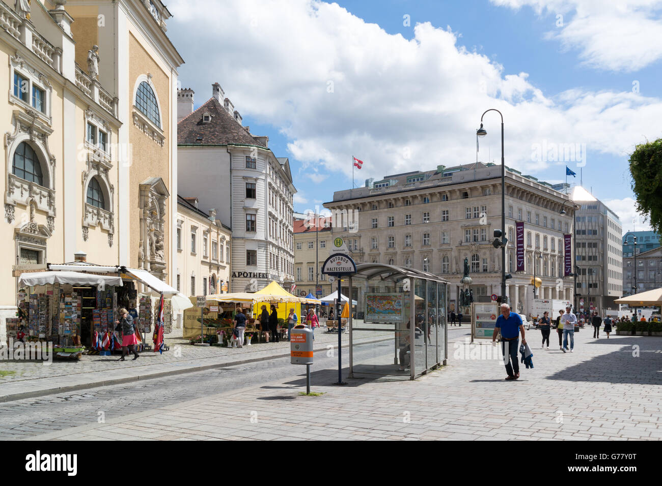 Scène de rue de la place Freyung avec les gens, Kunstforum, arrêt et étals du marché dans le vieux centre-ville de Vienne, Autriche Banque D'Images