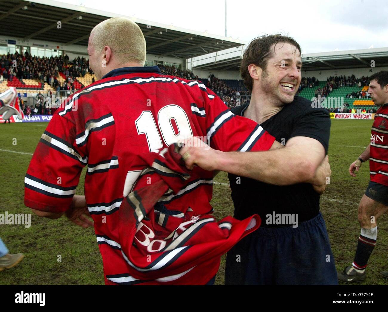 Andy Gomarsall de Glouceter (à droite) célèbre la victoire de Gloucester en 16-11 sur Leicester avec Chris Fortey dans leur demi-finale de la coupe Powergen à Franklin Gardens, Northampton. Banque D'Images