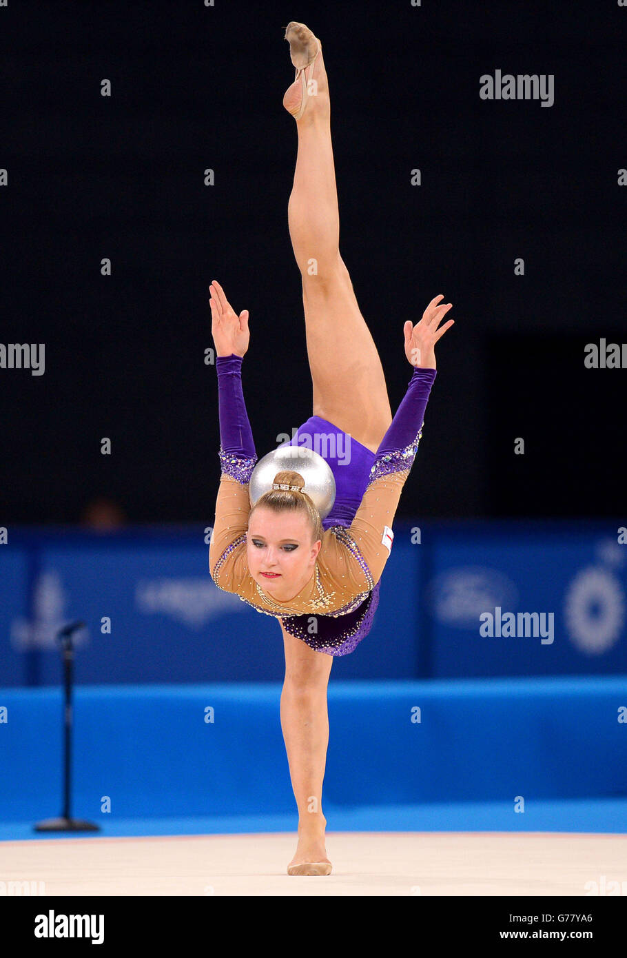 Stephani Sherlock, en Angleterre, participe à la finale de la gymnastique en rythme de l'individu à SSE Hydro lors des Jeux du Commonwealth de 2014 à Glasgow. Banque D'Images