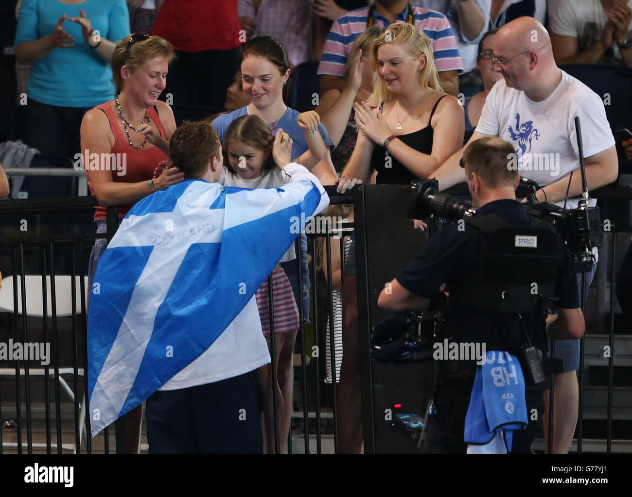 Daniel Wallace, en Écosse, est embrassé par sa famille après avoir remporté l'or dans le Medley individuel masculin de 400 m pendant le Tollcross International Swimming Centre pendant les Jeux du Commonwealth de 2014 à Glasgow. Banque D'Images