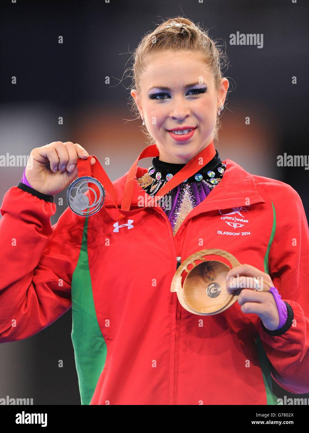 La médaille d'argent Francesca Jones avec sa médaille pour la finale individuelle de gymnastique rythmique à l'Hydro SSE lors des Jeux du Commonwealth de 2014 à Glasgow. Banque D'Images