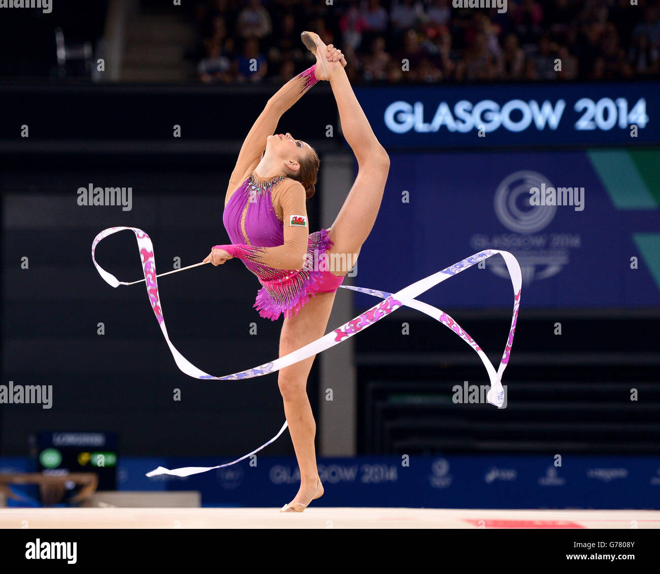 Francesca Jones du pays de Galles participe à la finale du ruban individuel de gymnastique rythmique à l'Hydro SSE lors des Jeux du Commonwealth de 2014 à Glasgow. Banque D'Images