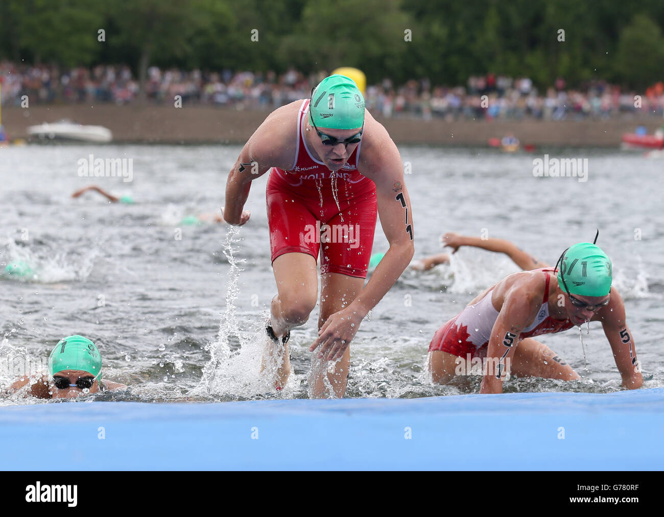 Vicky Holland, de l'Angleterre, lors de son passage au relais mixte de l'équipe au Strathclyde Country Park, lors des Jeux du Commonwealth de 2014 près de Glasgow. Banque D'Images