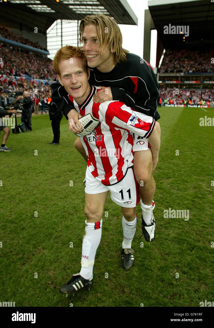 Michael Svensson, de Southampton, célèbre avec son coéquipier et son coéquipier Swede Andres Svensson (en haut) après avoir battu Watford 2-1leur demi-finale de la FA Cup à Villa Park, Birmingham. Banque D'Images