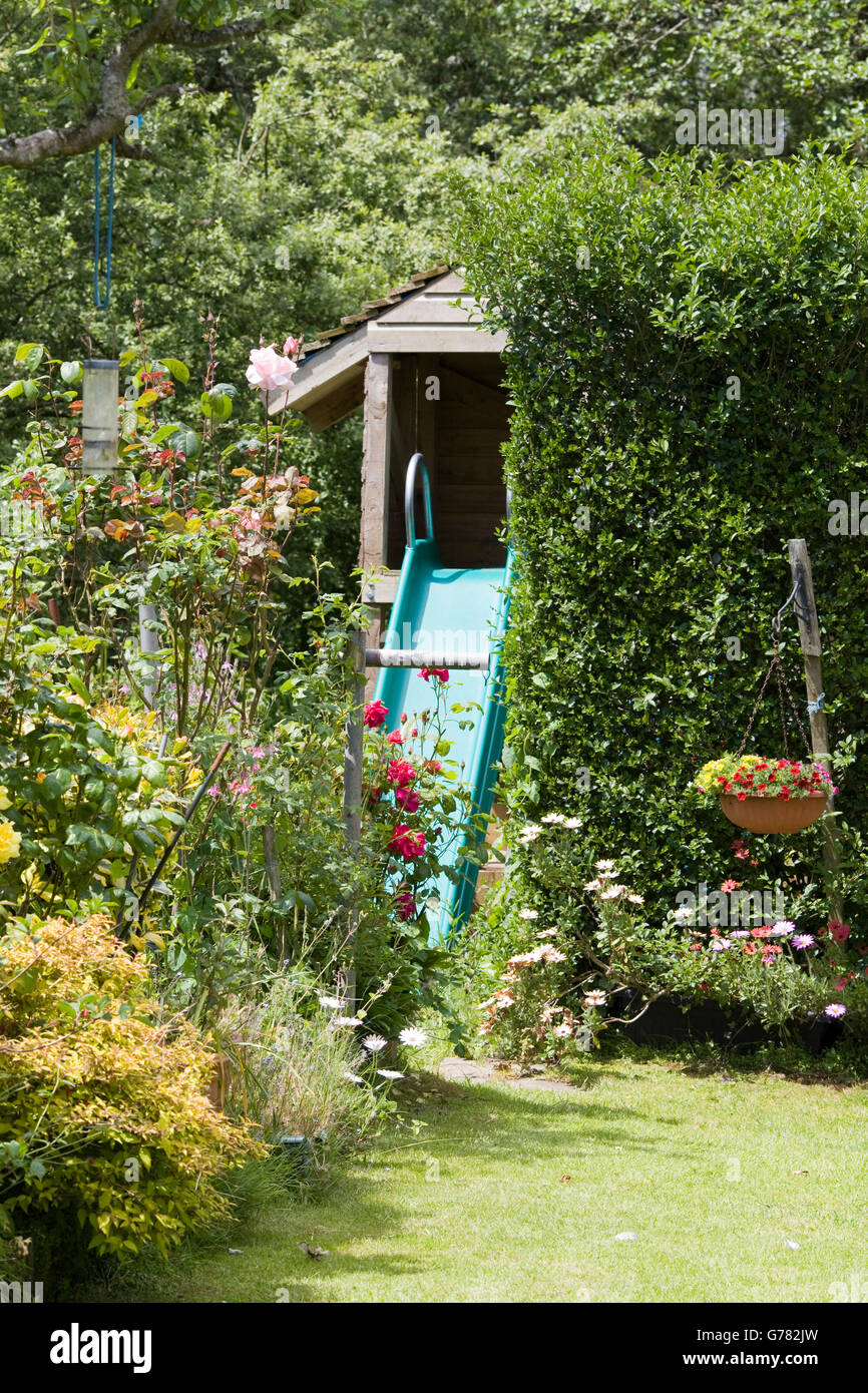 Faites glisser l'enfant dans un jardin de campagne anglaise Banque D'Images