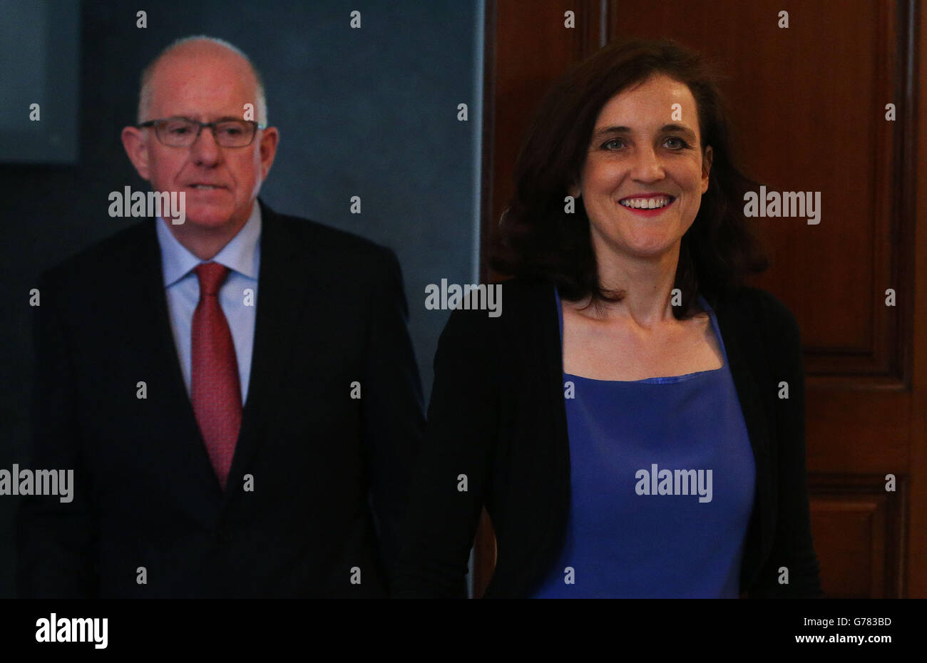 République d'Irlande le ministre des Affaires étrangères, Charlie Flanagan, et la secrétaire d'État à l'Irlande du Nord, Theresa Villiers, à Stormont House, à Belfast. Banque D'Images