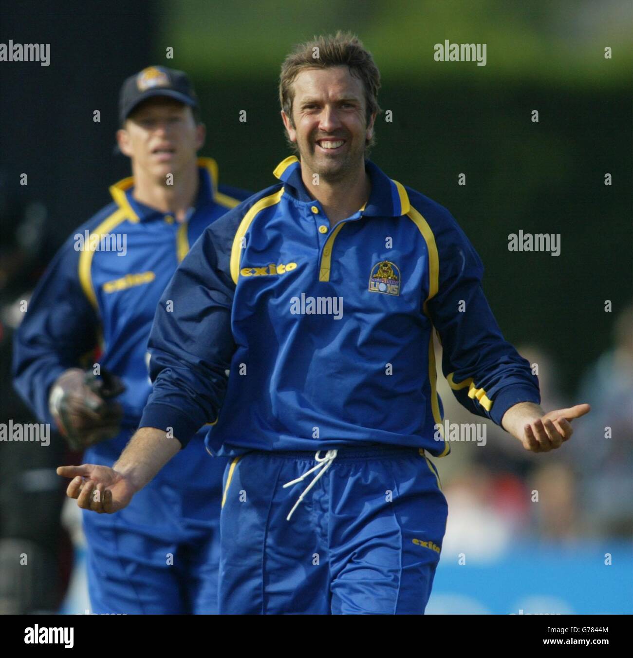 Ian Salisbury, de Surrey, prend le guichet du batteur Matt Prior de Sussex pendant le match Twenty20 à Imber court, à l'est de Molsey. Banque D'Images