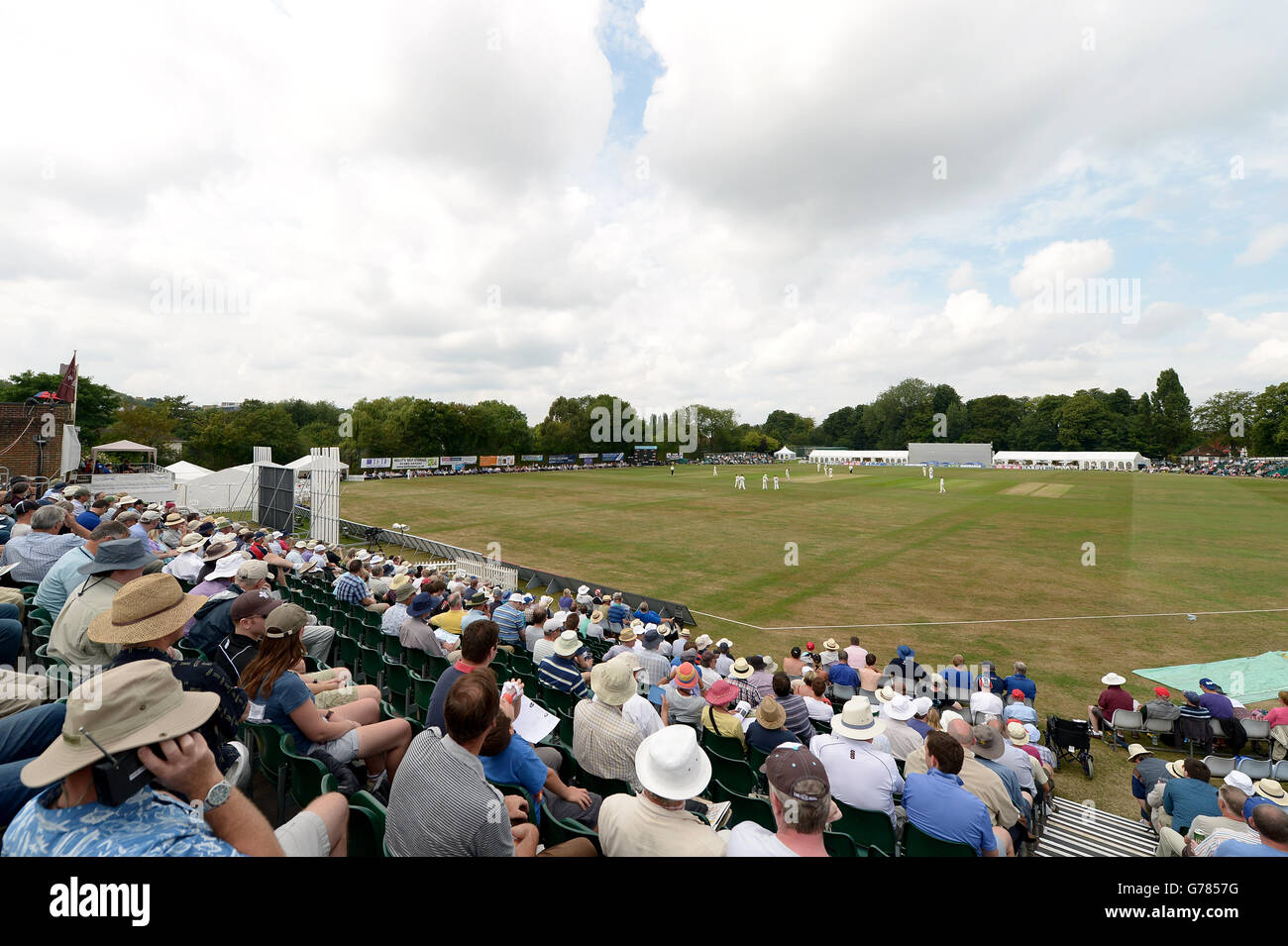 Cricket - LV= Championnat du comté - Division 2 - Premier jour - Surrey v Kent - le terrain de sport.Des spectateurs regardent le match entre Surrey et Kent au terrain de sport Banque D'Images