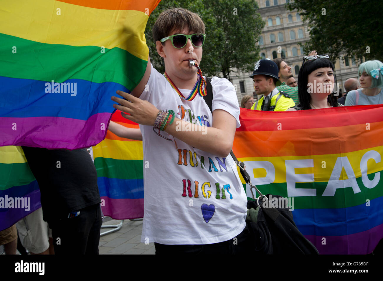 La fierté de Londres 2016. Trafalgar Square. Drapeaux arc-en-militants tenir en face d'un prédicateur fondamentaliste chrétienne Banque D'Images