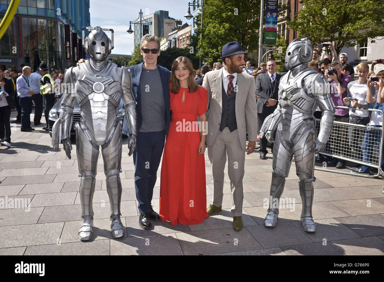 Le Dr, qui a les étoiles Jenna Coleman et Peter Capaldi, rencontre l'acteur Samuel Anderson, qui jouera Danny Pink et quelques cyber-hommes, alors qu'ils arrivent pour la projection de l'aperçu du programme à Cardiff au début de la tournée mondiale de promotion pour le spectacle. Banque D'Images