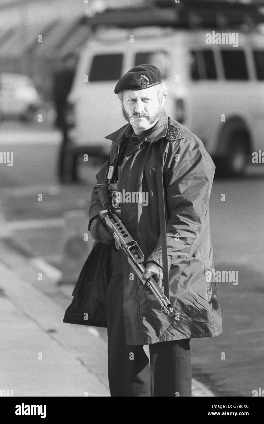 Un officier de police D-11 armé d'un fusil à pompe d'une jauge de 12 avec une plieuse, faisant partie de la sécurité serrée du Lambeth Magistrates' court de Londres, où huit personnes, dont un homme accusé de planter une bombe au Grand Hotel de Brighton l'année dernière,ont été remis en détention pour une semaine supplémentaire. Banque D'Images