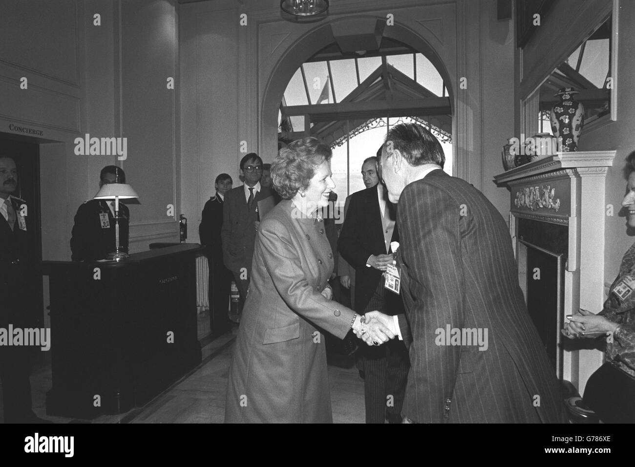 La première ministre Margaret Thatcher est accueillie par Sir Ian McLeod, président de la conférence, alors qu'elle arrive au Grand Hotel de Brighton pour le début de la conférence annuelle du Parti conservateur.La conférence est la première à Brighton depuis l'explosion de la bombe de l'IRA à l'hôtel il y a quatre ans qui a tué cinq personnes. Banque D'Images