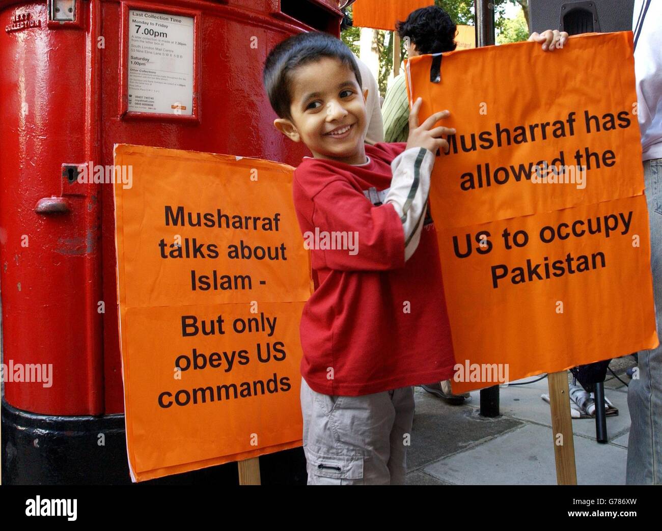 Un petit garçon joue alors que les musulmans pakistanais britanniques se rassemblent pour protester contre les politiques du président pakistanais Musharraf, près du haut-commissariat du Pakistan dans le centre de Londres. Les manifestants appelaient à une plus grande indépendance vis-à-vis des États-Unis à l'occasion de ce qui est aujourd'hui, le jour de l'indépendance du Pakistan. Banque D'Images