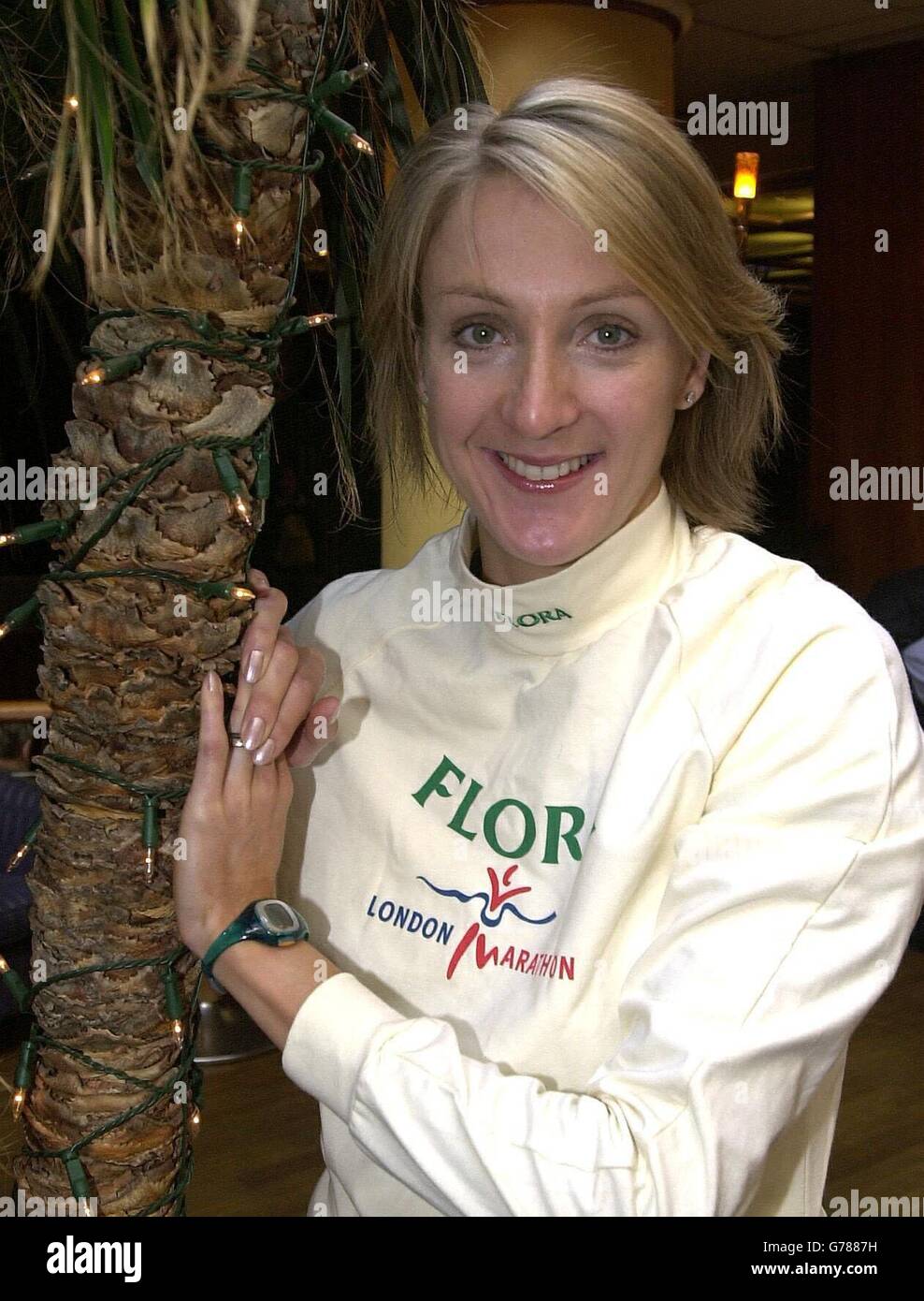 L'athlète Paula Radcliffe à une conférence de presse à Londres le lundi 5 décembre 2002 pour annoncer qu'elle va courir au Flora London Marathon 2003. * elle a été nommée personnalité sportive de l'année le dimanche soir après avoir remporté l'événement de cette année et plus tard briser le record mondial des femmes à Chicago, en plus de prendre des médailles d'or à longue distance aux championnats du Commonwealth et d'Europe. Banque D'Images