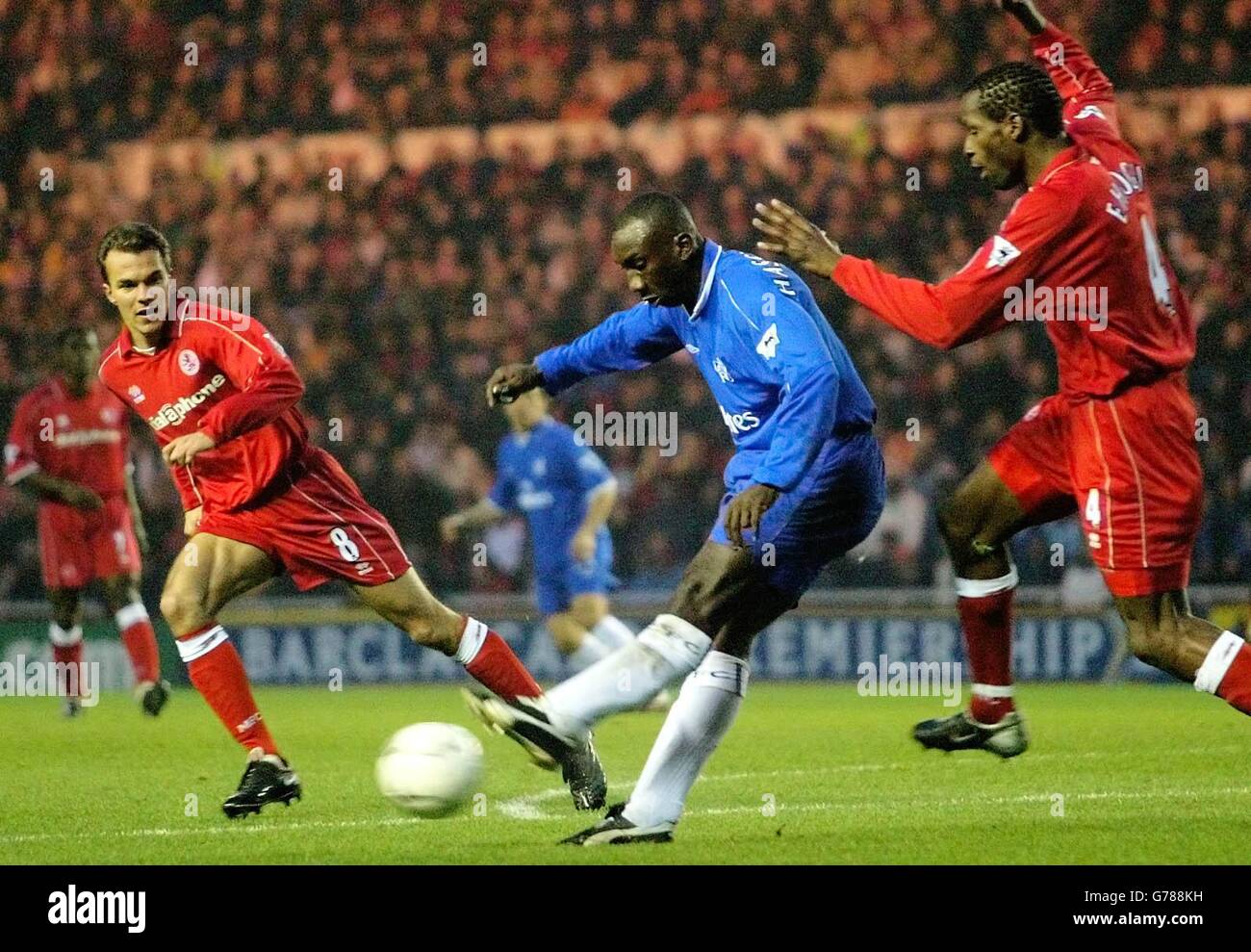 Jimmy Floyd Hassebaink de Chelsea tente un tir sur le but de Middlesbrough, lors de leur match Barclaycard Premiership au terrain de Middlesbrough's Riverside. Banque D'Images