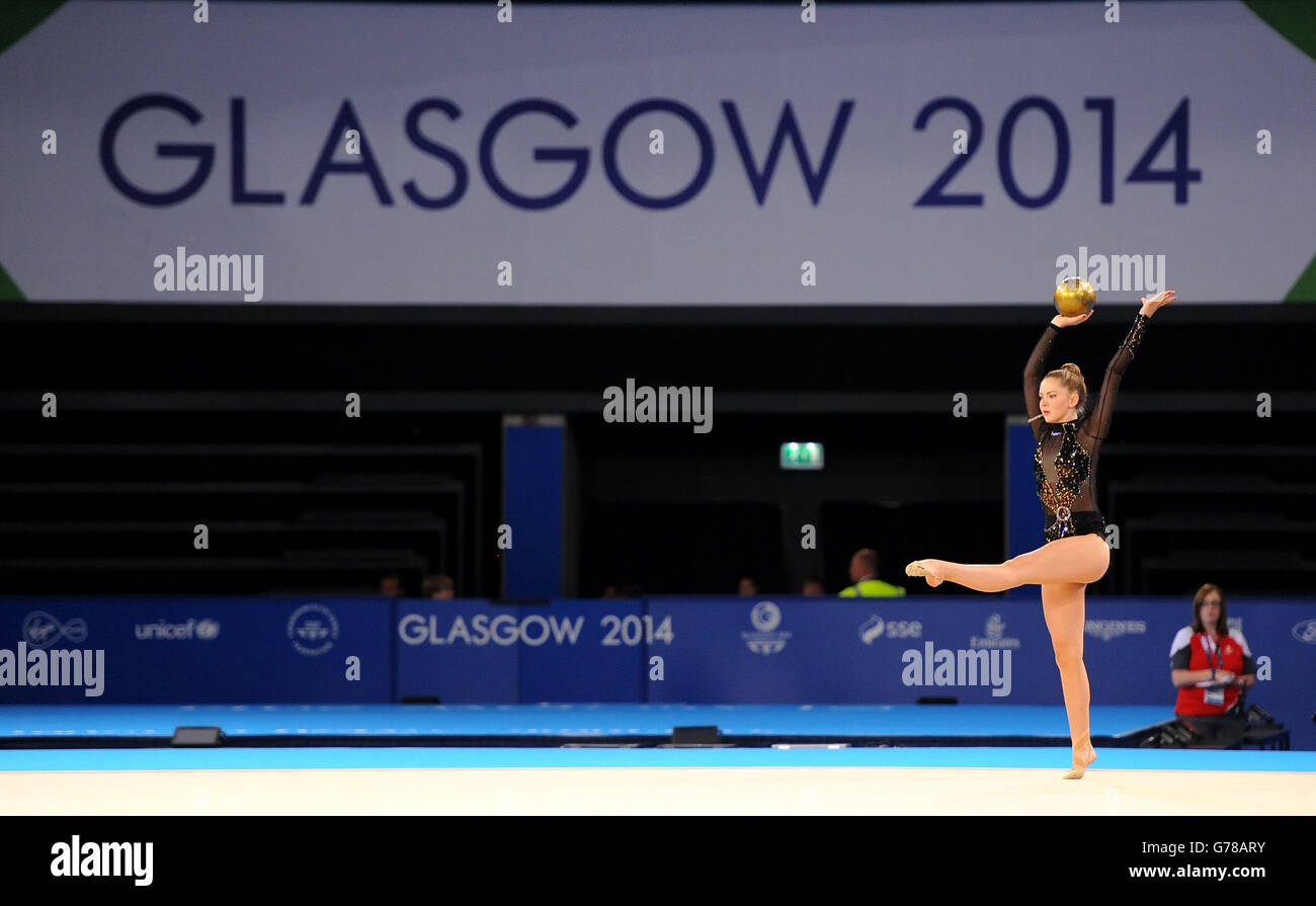 Lauren Brash, en Écosse, participe à la finale de l'équipe de gymnastique rythmique et à la qualification individuelle à SSE Hydro lors des Jeux du Commonwealth de 2014 à Glasgow. Banque D'Images