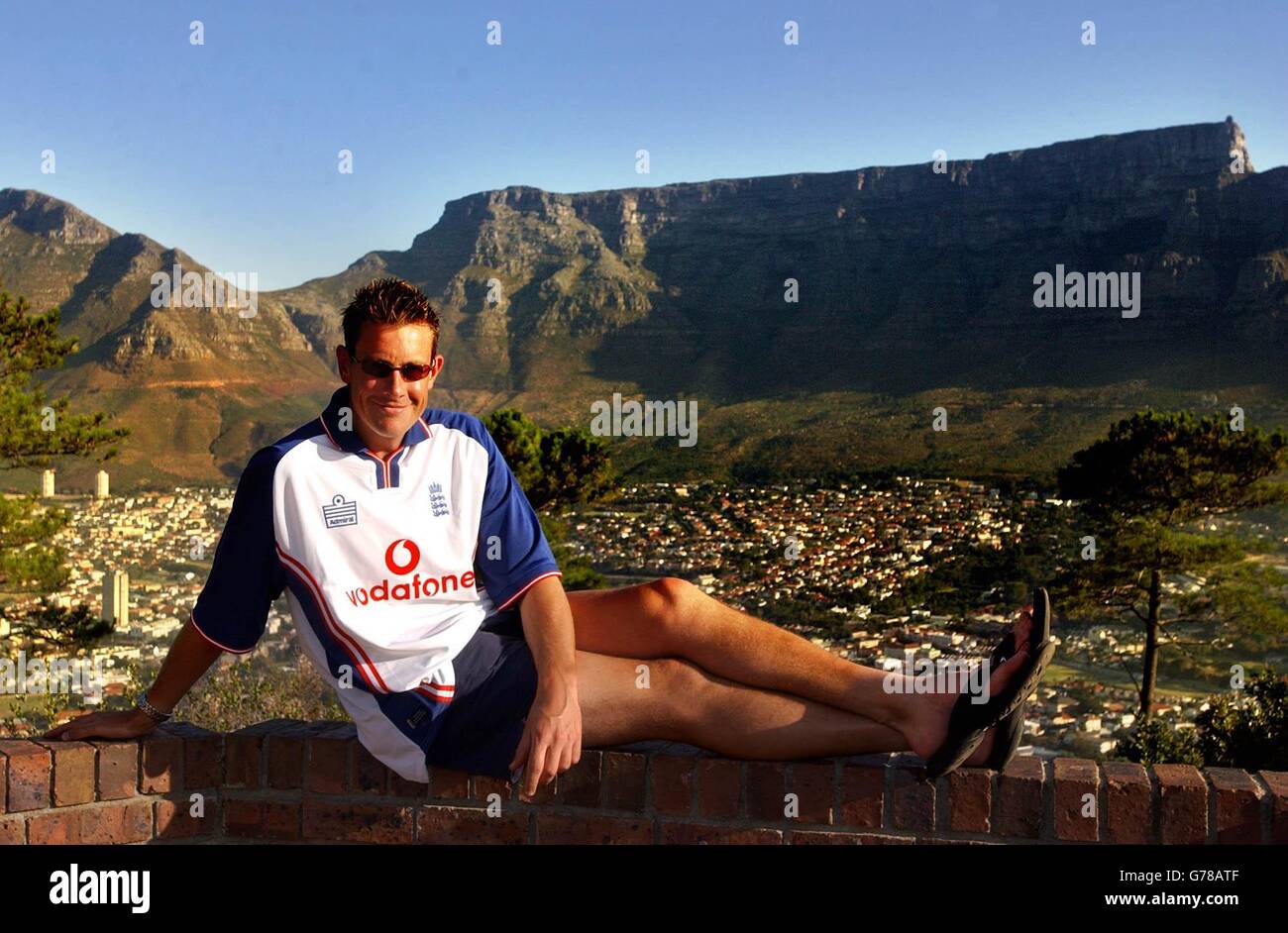 Ashley Giles, joueur de cricket d'Angleterre, se trouve sur signal Hill avec une toile de fond de Table Mountain au Cap.L'équipe se rendra demain à l'est de Londres pour la préparation de leur match de la coupe du monde avec la Hollande dimanche. Banque D'Images