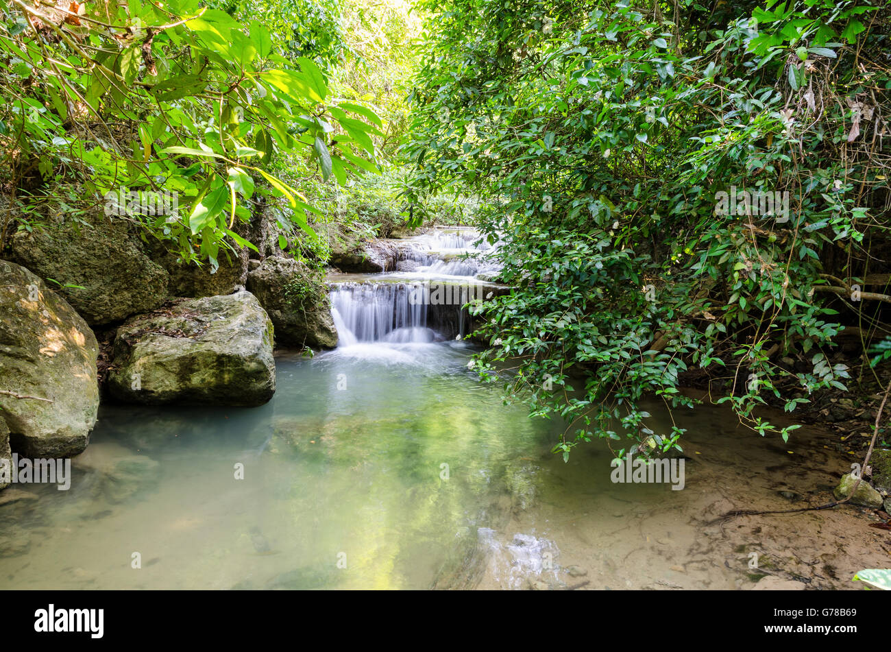 Belle cascade et les forêts tropicales au Parc National d'Erawan est une célèbre attraction touristique dans la province de Kanchanaburi, Sesana Banque D'Images