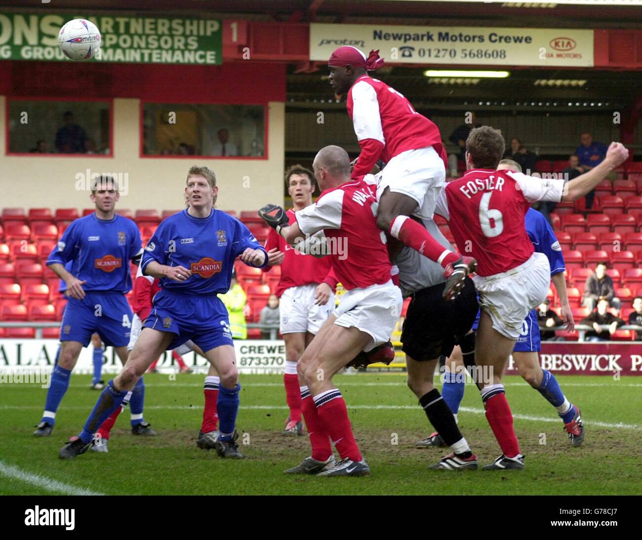 L'Efetobore Sodje de Crewe (en haut) se lève au-dessus du pack pour atteindre le but, mais ne parvient pas à marquer, lors de son match de division nationale deux à Cresty Road Ground, Crewe. Crewe a battu Stockport 1-0. PAS D'UTILISATION DU SITE WEB DU CLUB OFFICIEUX. Banque D'Images L'Efetobore Sodje de Crewe (en haut) se lève au-dessus du pack pour atteindre le but, mais ne parvient pas à marquer, lors de son match de division nationale deux à Cresty Road Ground, Crewe. Crewe a battu Stockport 1-0. PAS D'UTILISATION DU SITE WEB DU CLUB OFFICIEUX. Banque D'Images