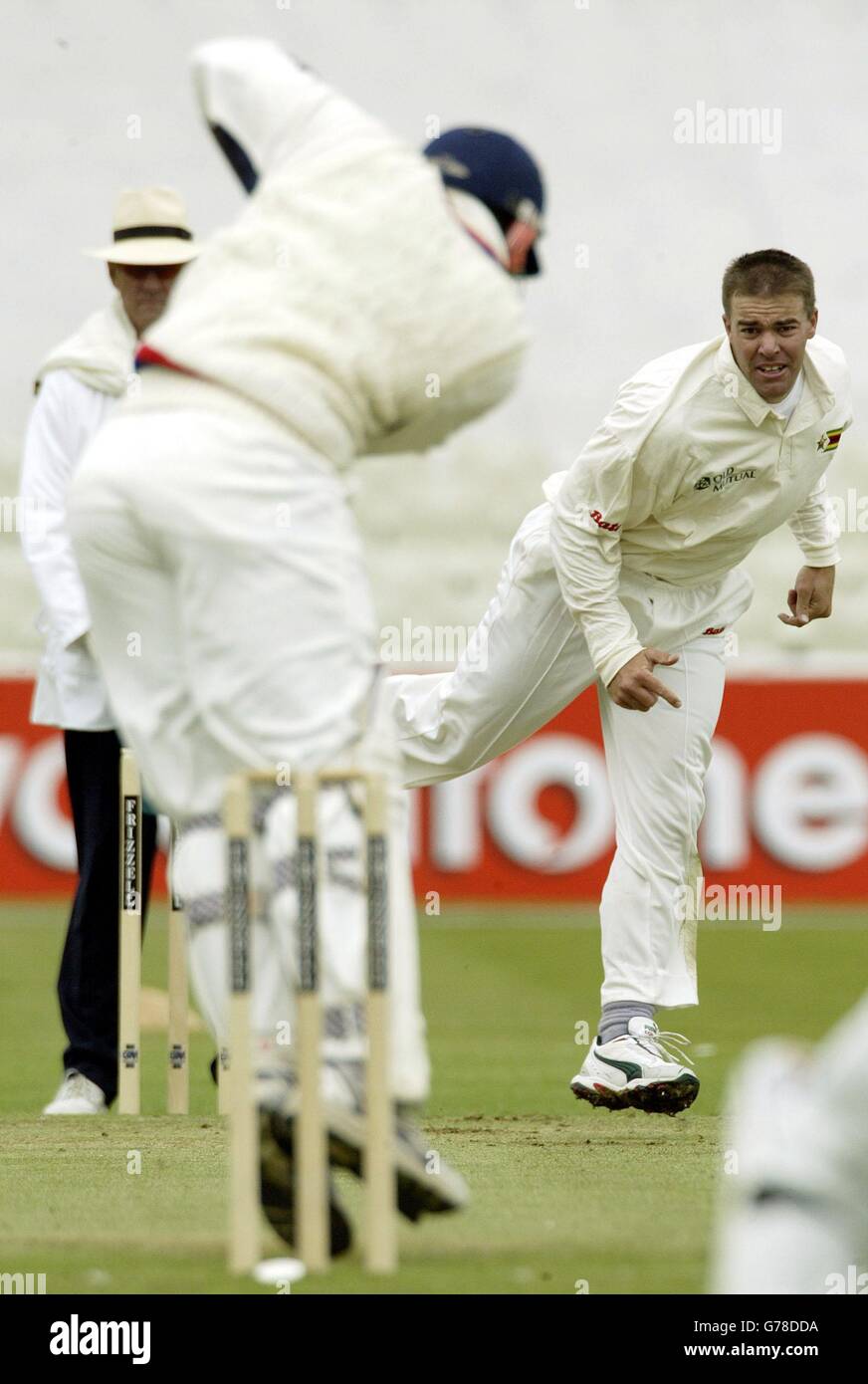 Au début de leur tournée en Angleterre à Edgbaston, Birmingham, le capitaine du Zimbabwe, Heath Streak, a fait des boules à D. Taylor, des universités britanniques. Banque D'Images