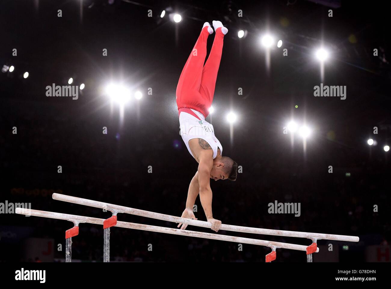 Louis Smith, en Angleterre, se produit sur les barres parallèles lors de la finale de l'équipe et de la qualification individuelle au SSE Hydro, lors des Jeux du Commonwealth de 2014 à Glasgow. Banque D'Images