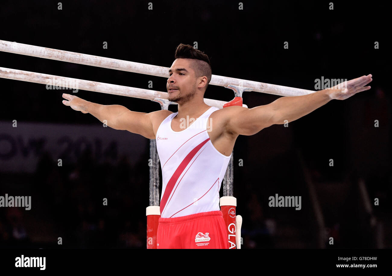 Louis Smith d'Angleterre après avoir exécuté sur les barres parallèles à la finale de l'équipe et la qualification individuelle à l'Hydro SSE, pendant les Jeux du Commonwealth de 2014 à Glasgow. Banque D'Images