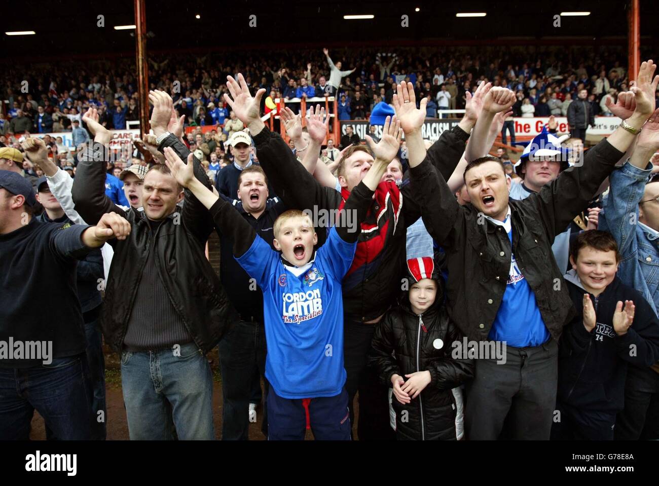 Les fans de Chesterfield célèbrent la survie de leur équipe dans la deuxième division après la fin de leur match national de division 2 au Bloomfield Road Ground, Blackpool, 1-1. PAS D'UTILISATION DU SITE WEB DU CLUB OFFICIEUX. Banque D'Images