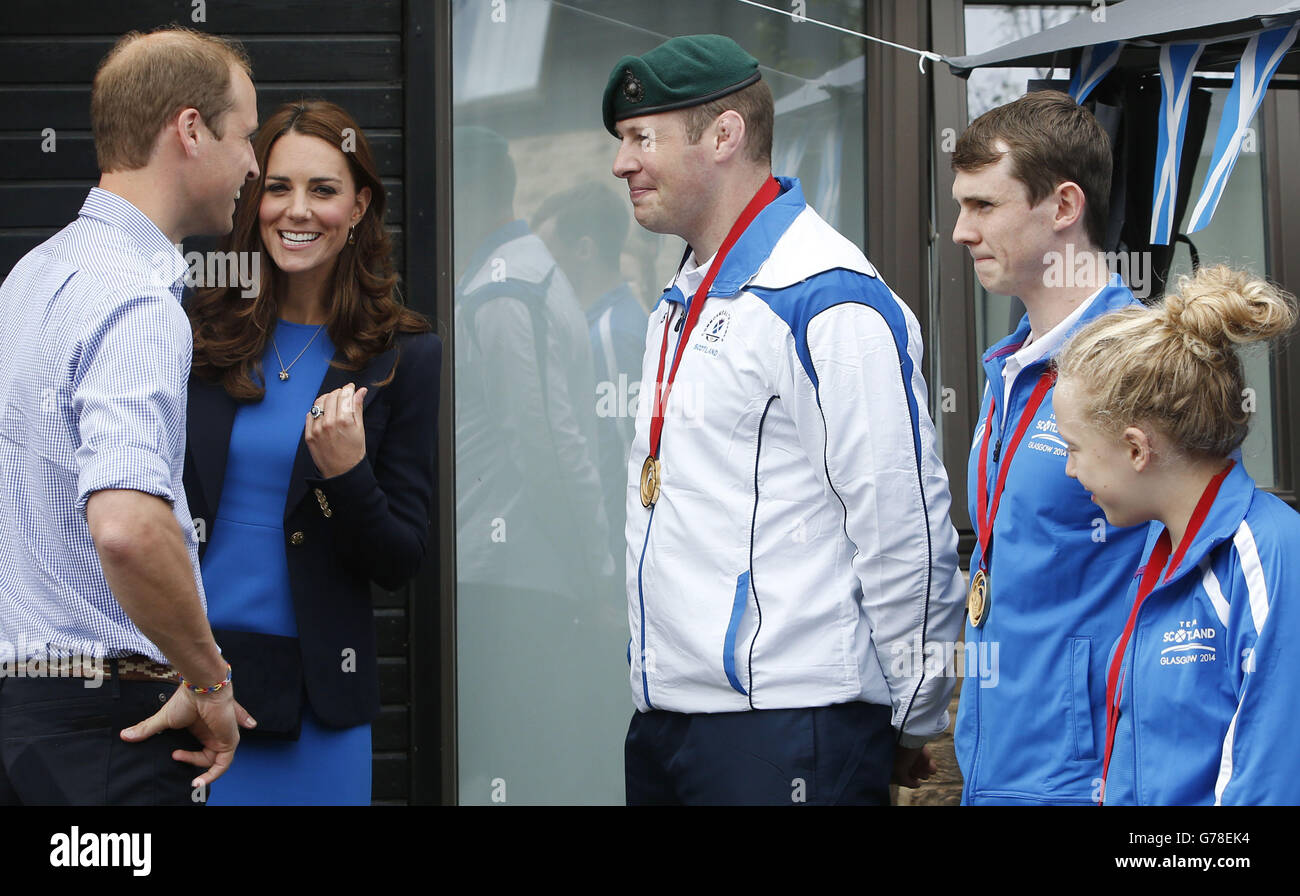 Le duc et la duchesse de Cambridge rencontrent les médaillés (de gauche à droite) Chris Sherrington, Ross Murdoch et Erraid Davies lors d'une visite au village des Jeux du Commonwealth à Glasgow. Banque D'Images