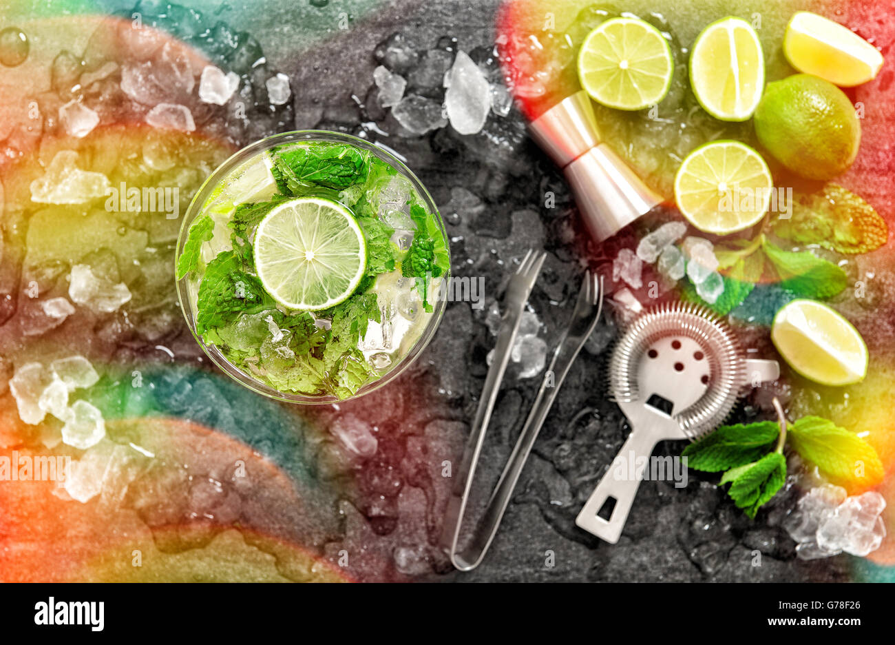 Cocktail avec de la chaux, de la menthe et de la glace. Bar verre accessoires sur arrière-plan du tableau noir. Tons style vintage photo avec des fuites. Banque D'Images