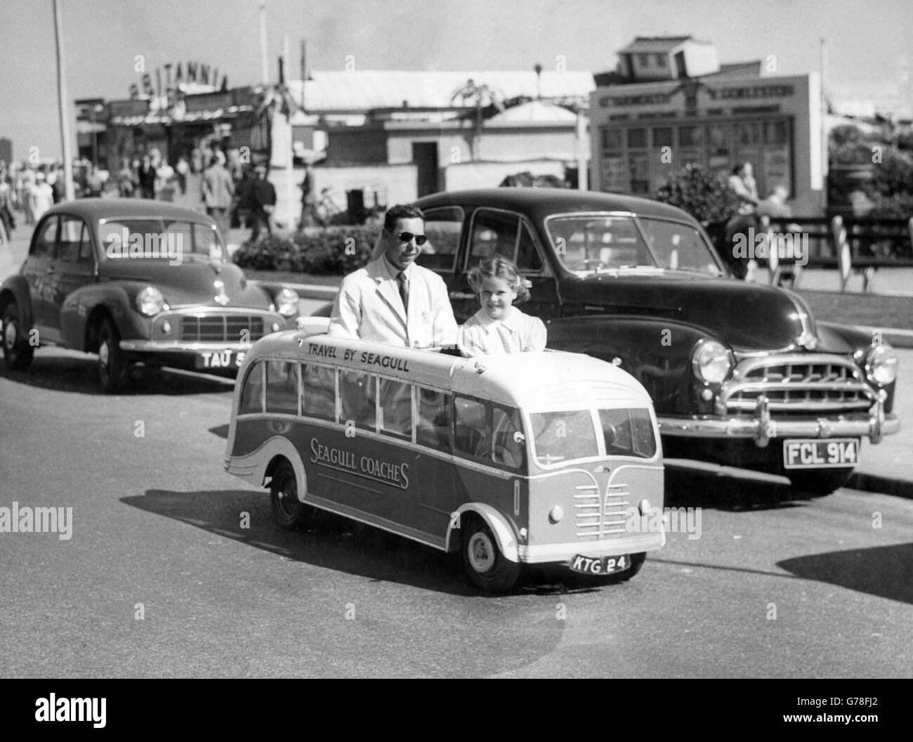 Un autobus miniature se déplace le long du front de mer à Great Yarmouth, à Norfolk. Il est alimenté par un moteur de moto, et est souvent utilisé par le propriétaire pour les voyages aux magasins locaux. Banque D'Images