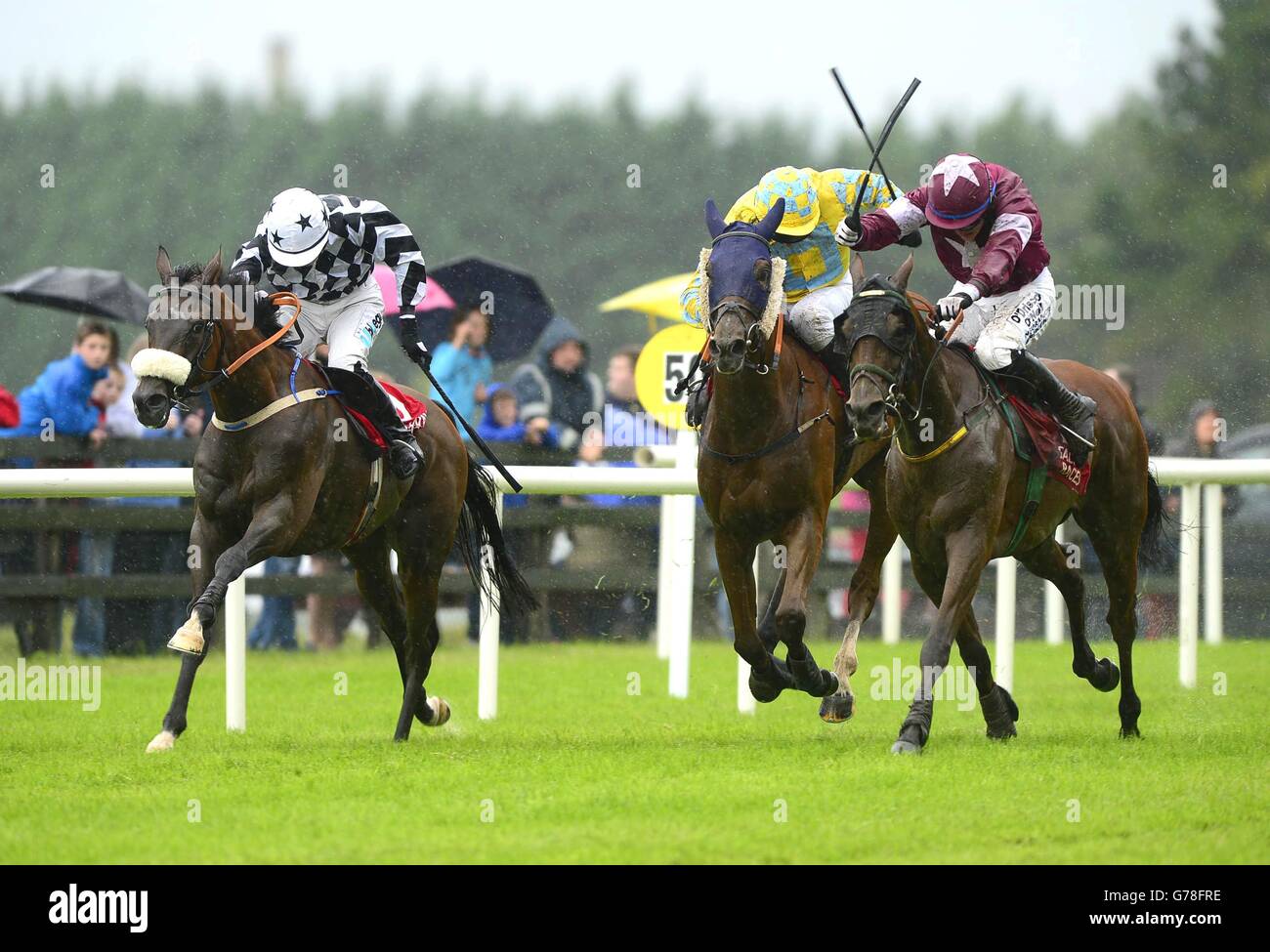 Maxim Gorky, monté par Paul Townend (à droite), remporte l'épreuve Guinness handicap le cinquième jour du Festival de Galway à l'hippodrome de Galway, en Irlande. Banque D'Images