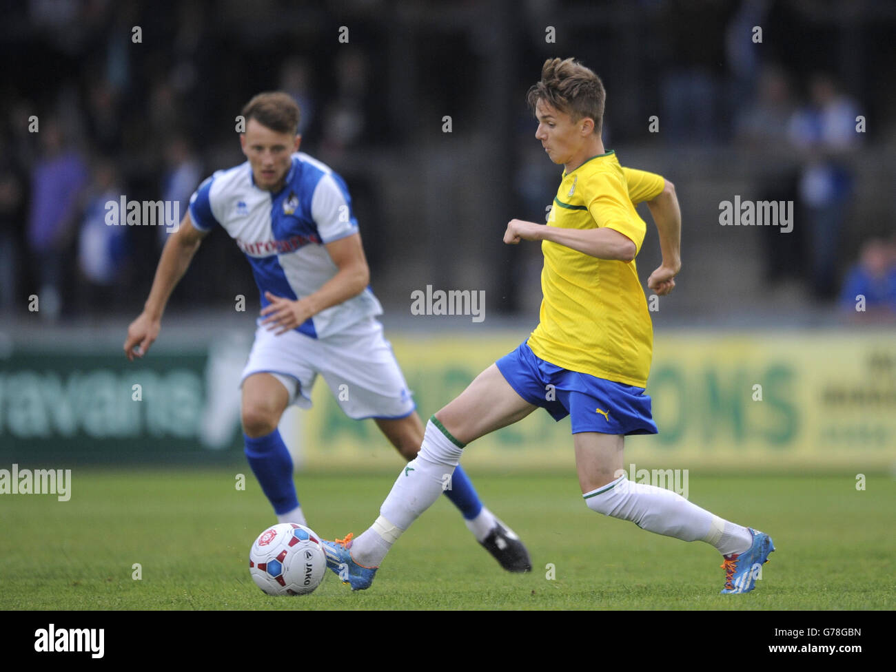 Football - pré-saison amical - Bristol Rovers / Coventry City - Memorial Ground.James Maddison (à droite) de Coventry City et Ollie Clarke de Bristol Rovers se disputent le ballon Banque D'Images