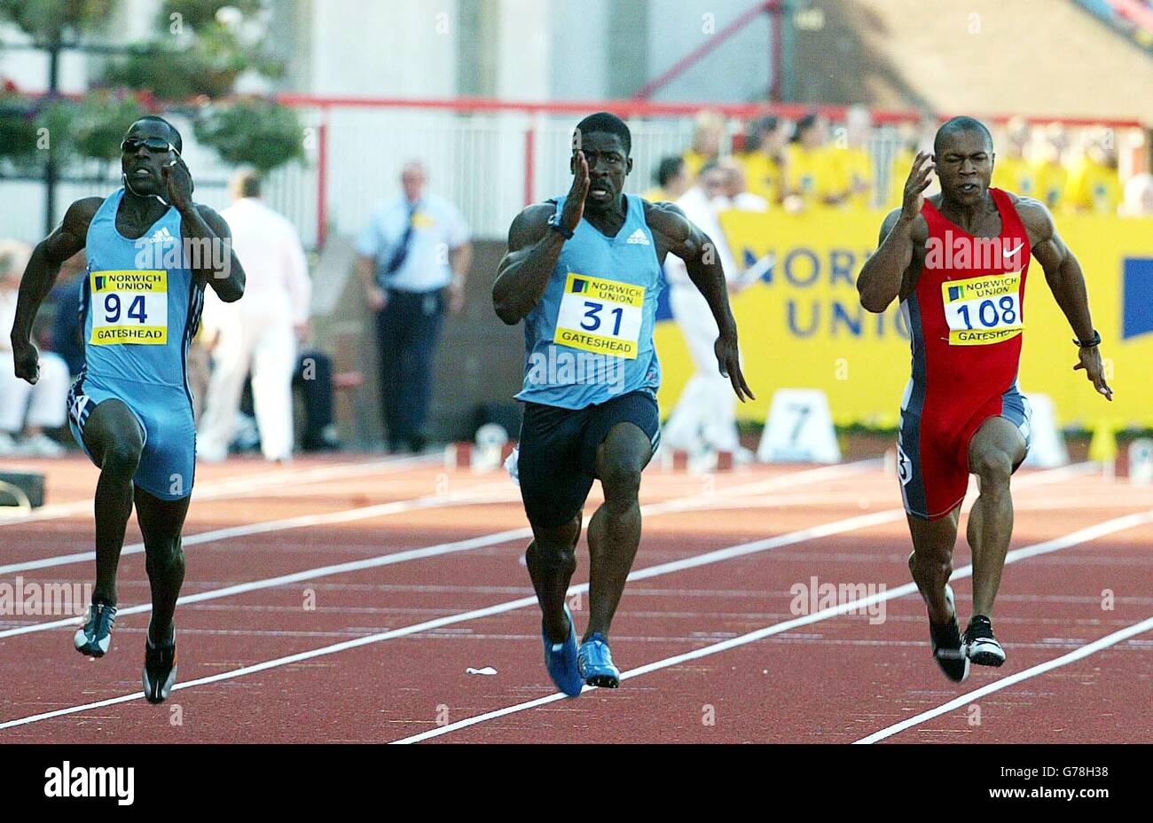 Dwain Chambers (au centre) remporte le 100m masculin lors de la Norwich Union Super League au stade international de Gateshead. Banque D'Images