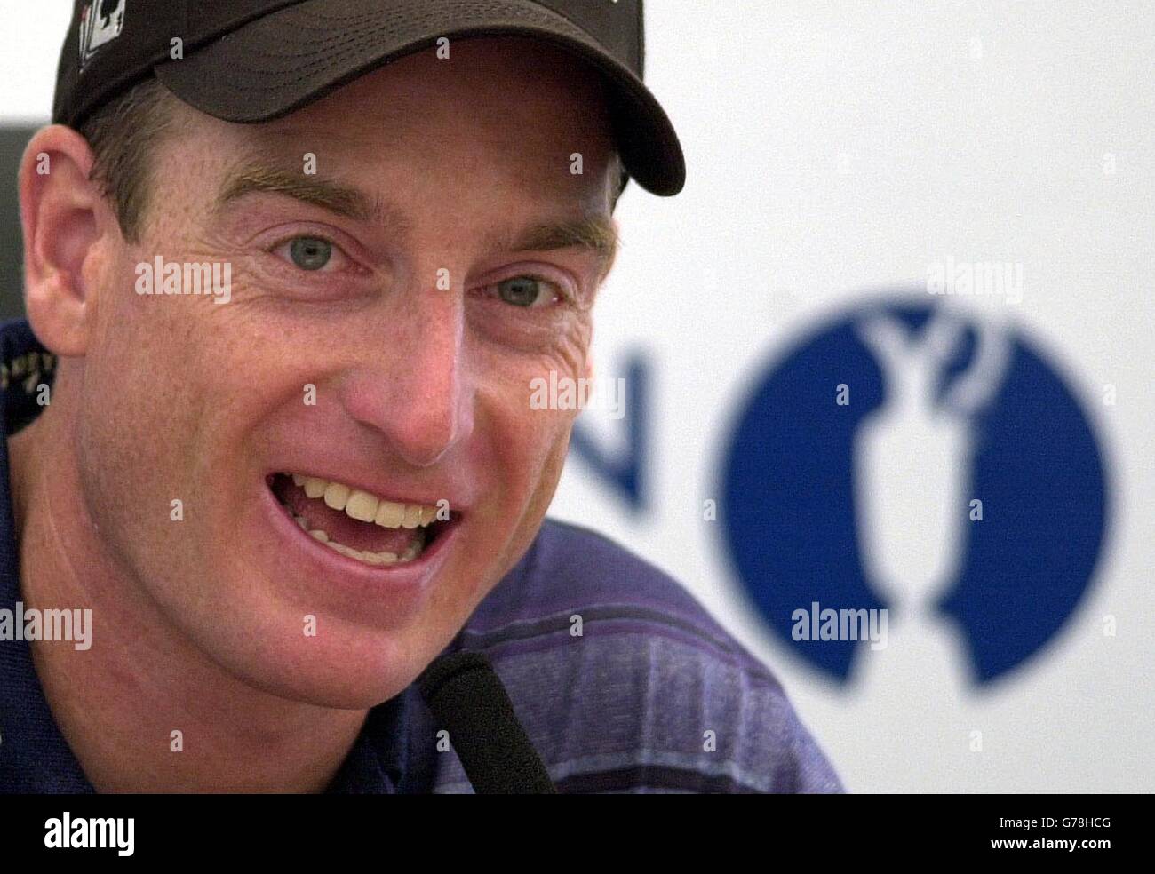 , PAS D'UTILISATION DE TÉLÉPHONE MOBILE : le champion américain de l'Open Jim Furyk des Etats-Unis parle aux médias lors d'une conférence de presse à Royal St George's, Sandwich, Kent, en préparation pour le 132e Open Championship qui commence jeudi. Banque D'Images