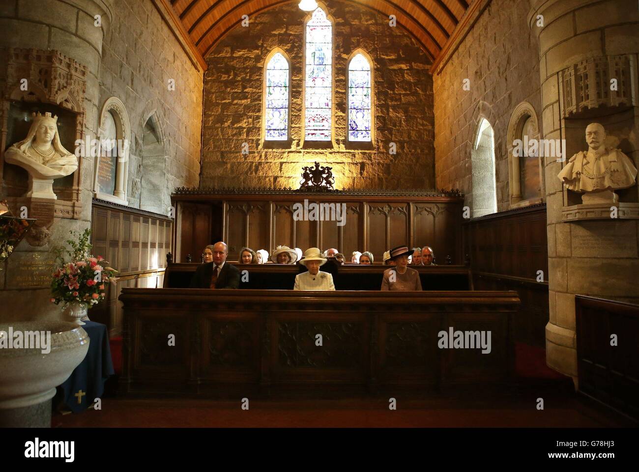 La reine Elizabeth II est assise à l'église de Crathie Kirk à Crathie, Aberdeenshire, pour un service de commémoration marquant le début de la première Guerre mondiale. Banque D'Images