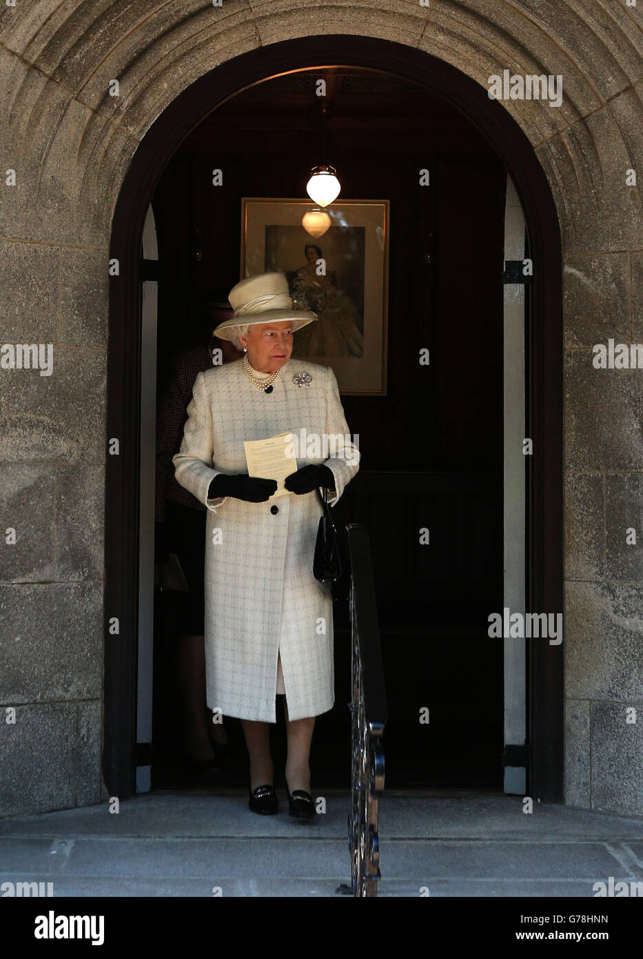 La reine Elizabeth II quitte l'église Carthie Kirk à Carthie, Aberdeenshire, pour un service de commémoration marquant le début de la première Guerre mondiale. Banque D'Images