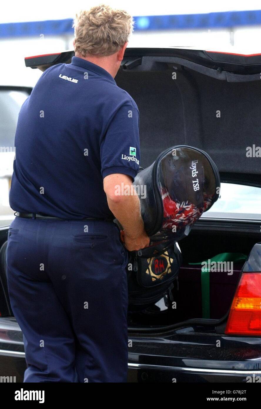 UTILISATION ÉDITORIALE UNIQUEMENT, PAS D'UTILISATION DE TÉLÉPHONE MOBILE Colin Montgomerie en Écosse quittant le Royal St George's Golf course, Sandwich, Kent, jeudi 17 juillet 2003,après avoir subi une blessure.L'Écossais, âgé de 40 ans, a dû se retirer du championnat Open pour USAGE ÉDITORIAL SEULEMENT, PAS D'UTILISATION DE TÉLÉPHONE MOBILE : Sandwich après avoir subi un poignet droit gonflé et des genoux gravement meurtri.Même au moment où il s'en est pris pour obtenir une radiographie au poignet, il avait déjà décidé de sortir de l'Irish Open de la semaine prochaine. Banque D'Images