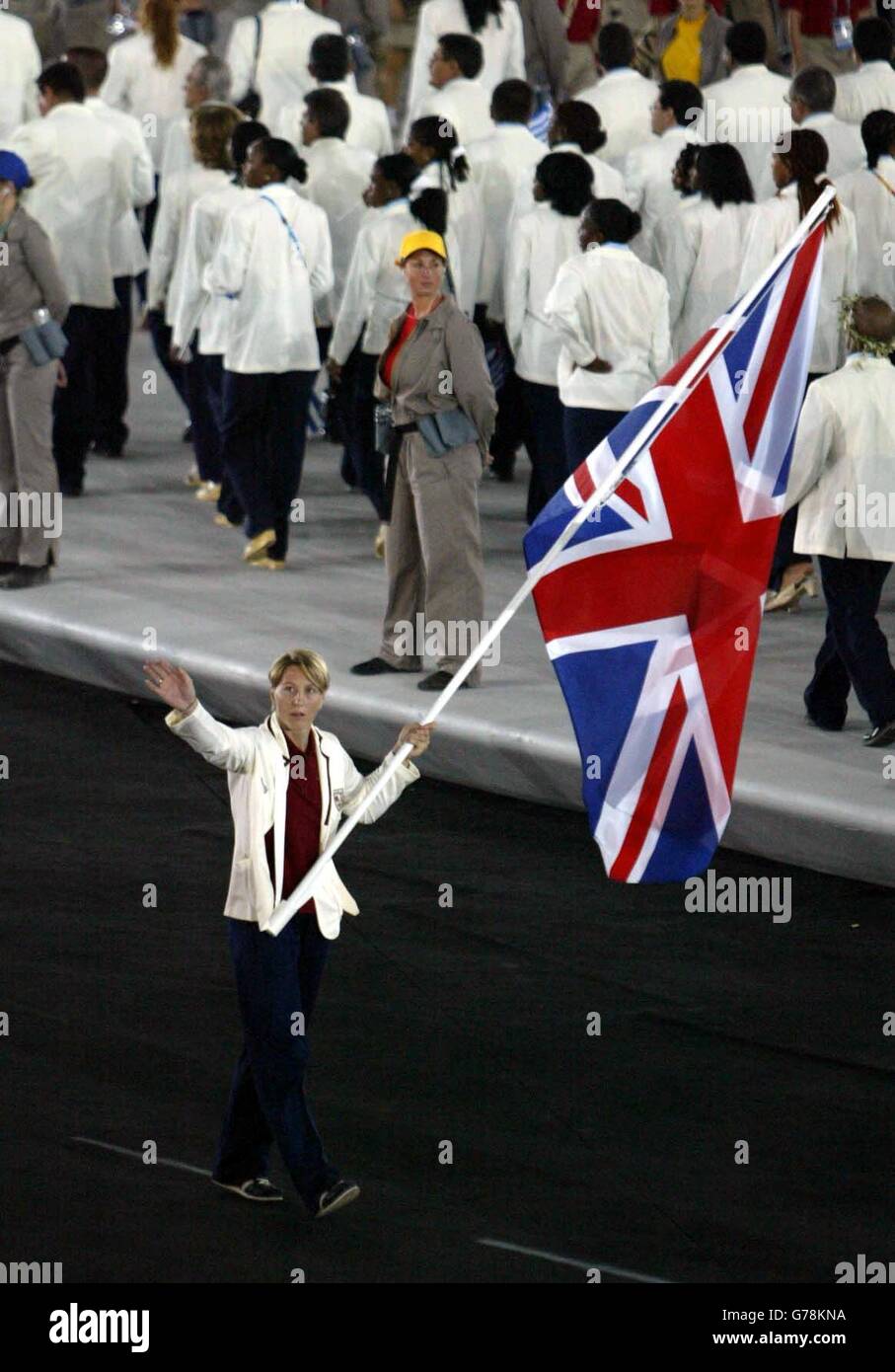 La star du judo britannique Kate Howey porte le drapeau de l'Union lors de la cérémonie d'ouverture des Jeux Olympiques au stade olympique d'Athènes, en Grèce. Banque D'Images