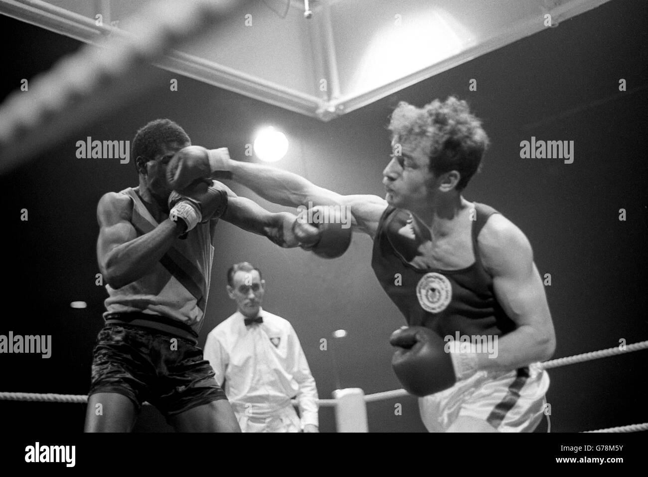 Tom Imrie (à droite), en Écosse, frappe le visage de Julius Luipa, en Zambie, lors de la finale de boxe légère à mi-hauteur des Jeux du Commonwealth à Édimbourg. Banque D'Images