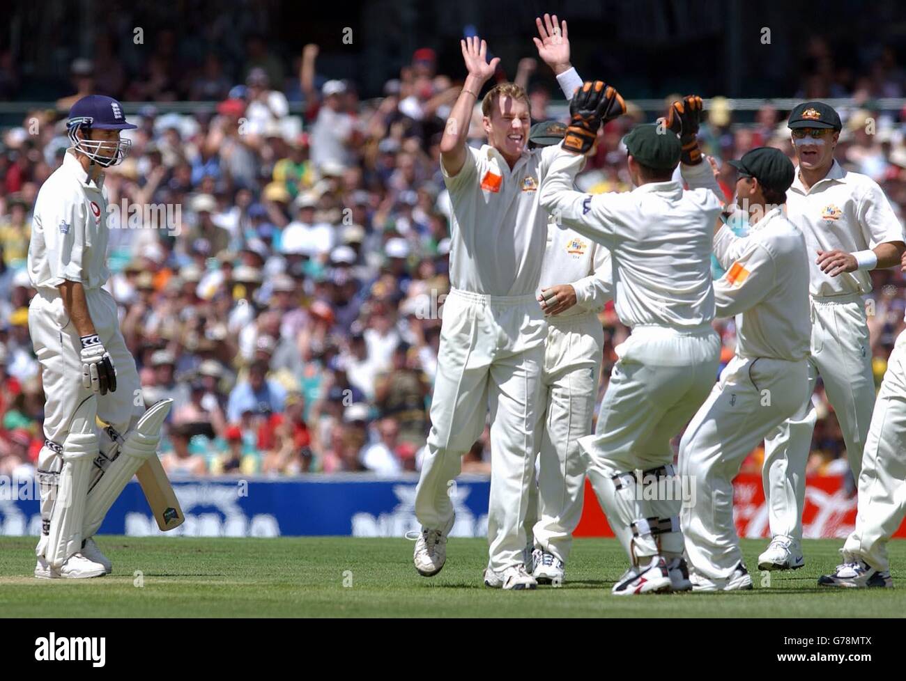 Le gardien de but australien Brett Lee célèbre la cricket de Michael Vaughan en Angleterre pour un canard, au cours de la première journée du 5e test au Sydney Cricket Ground, Sydney, Australie. Banque D'Images