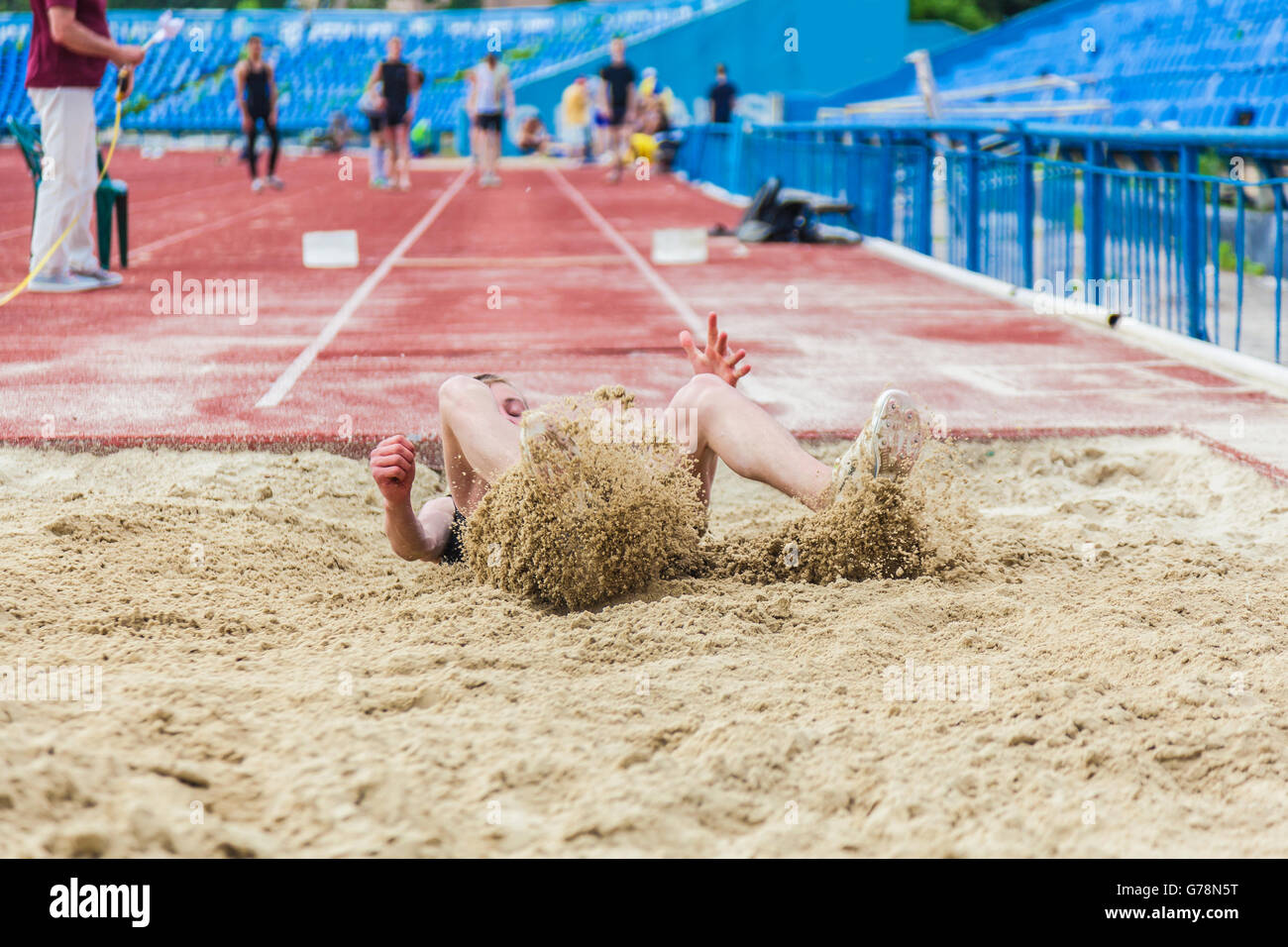 Dans l'atterrissage long saut en athlétisme Banque D'Images