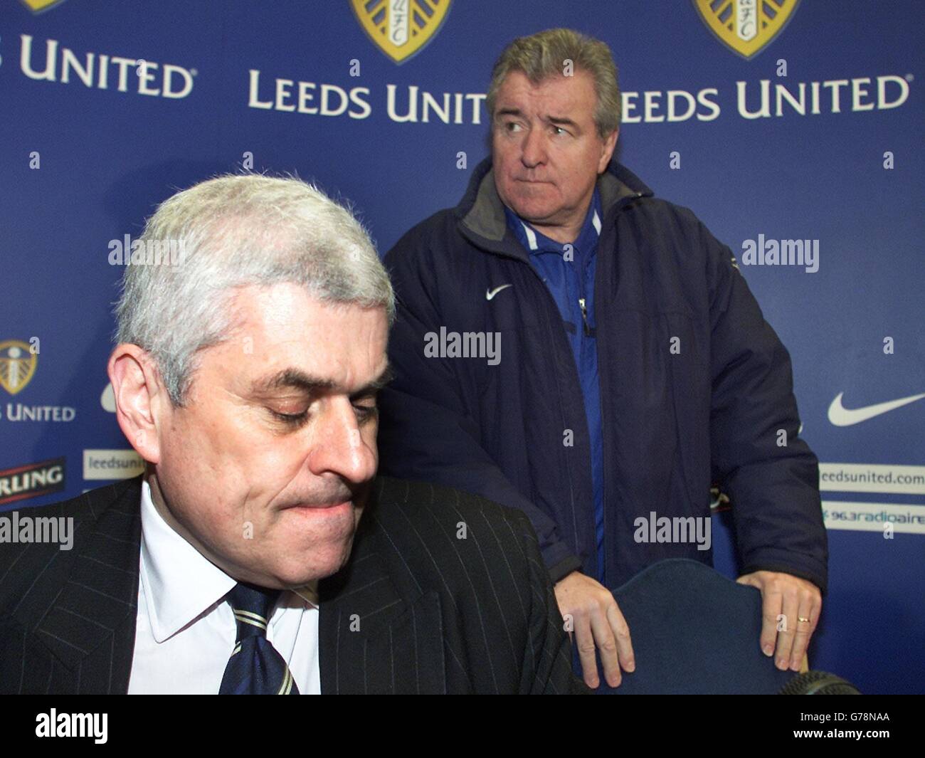 Terry Venactive, directeur de Leeds United (à gauche) et Peter Ridsdale, président de la conférence de presse à Leeds, sur son avenir à Elland Road, après que le club ait accepté de vendre Jonathan Woodgate à Newcastle. * l'ancien patron de l'Angleterre qui avait menacé de considérer sa position si Leeds acceptait une offre pour Woodgate, était non comital concernant son avenir, disant qu'il ne voulait pas faire une réaction de genou-jerk. * 31/03/2003: Peter Ridsdale, qui a démissionné le lundi 31 mars 2003, en tant que président de Crisis club Leeds United. L'annonce qu'il va se lever après cinq ans en tant que président est venue dans une déclaration à Banque D'Images