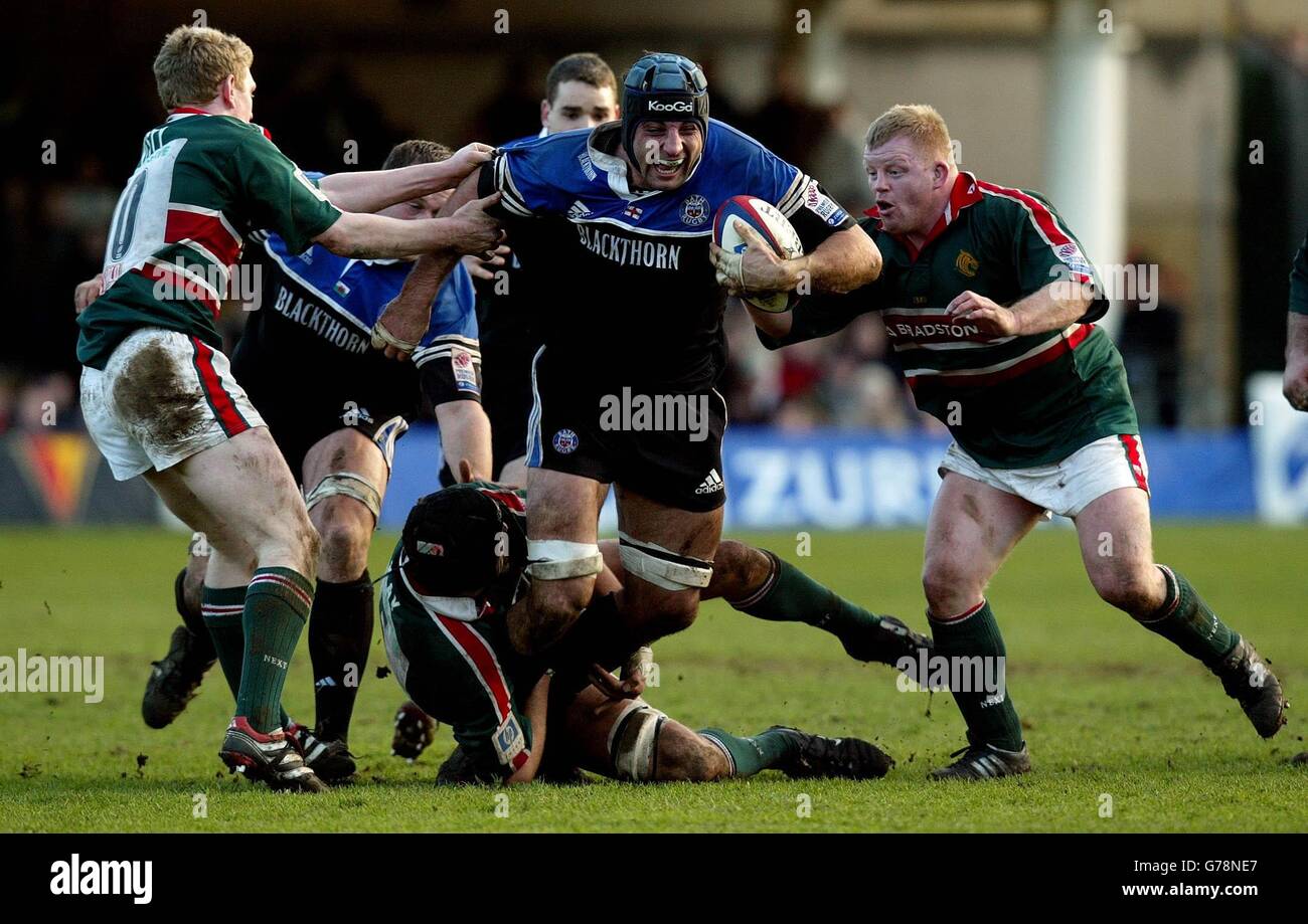 Danny Grewcock de Bath traverse l'attaque de Ben Kay (garde-chef) de Leicester et de Sam Vesty (à gauche) lors de leur match de Zurich Premiership au terrain de loisirs de Bath. Note finale 15-8 à Leicester. Banque D'Images