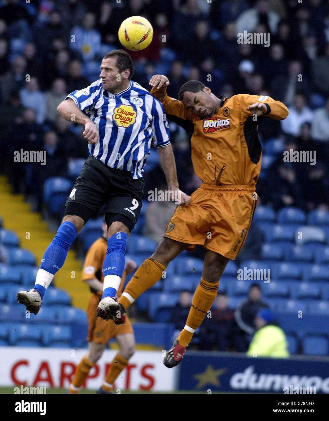 Shefki Kuqi de Sheffield mercredi et Joléon Lescott de Wolverhampton Wanderers vont pour la barre de coupe, lors de leur match de la division 1 nationale au terrain Hillsborough de Sheffield Wednesday.. Banque D'Images