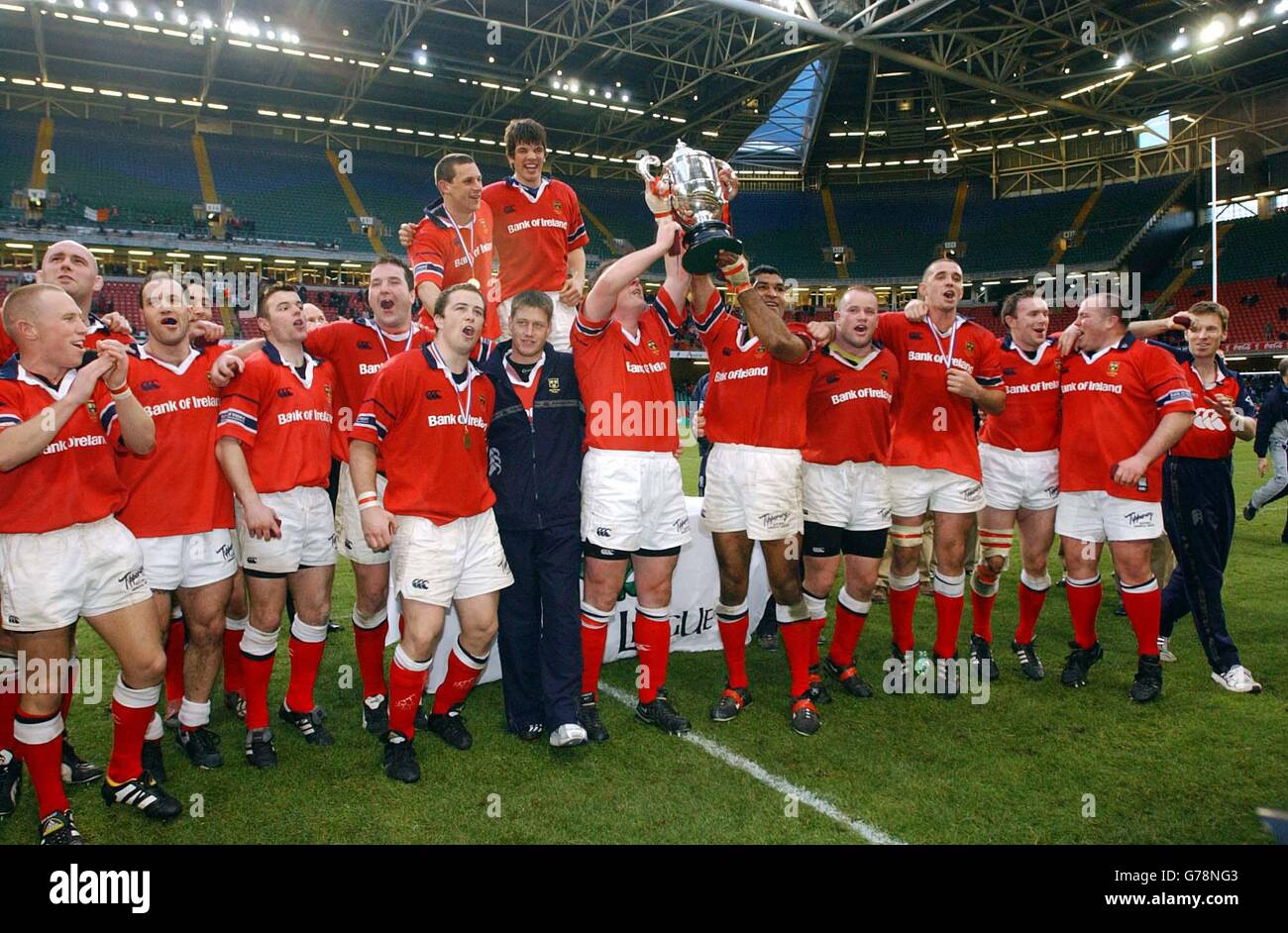 Mick Galwey de Munster et le capitaine Jim Williams ont remporté le trophée de la ligue celtique après avoir battu Neath lors de leur finale de la ligue celtique au Millennium Stadium de Cardiff. Banque D'Images