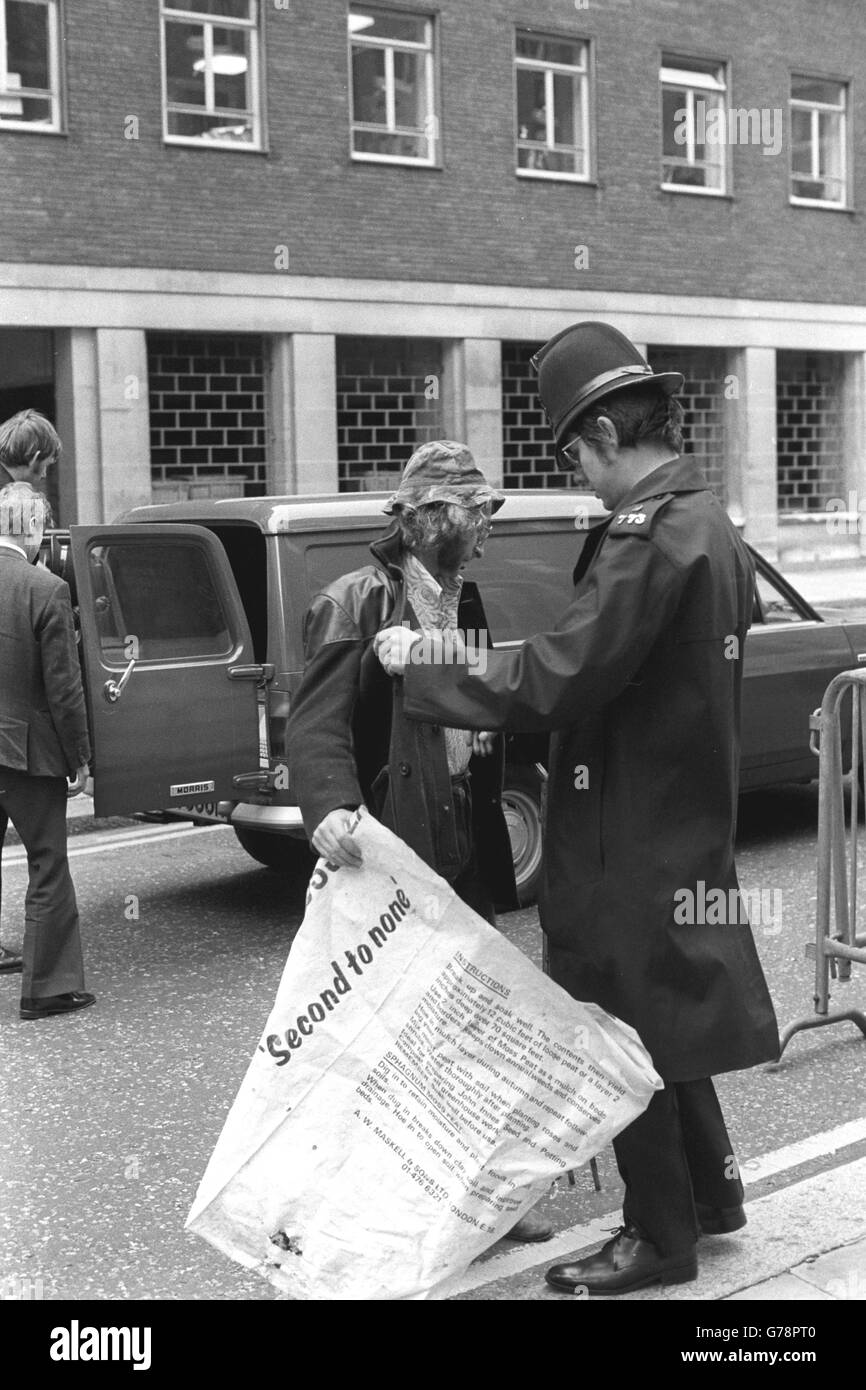Un jardinier, en route pour travailler, est fouillé par un policier près de Old Bailey, où le procès de trois Irlandais et d'une adolescente de Londres est accusé de cinq meurtres dans les attentats à la bombe du pub Guildford. Banque D'Images