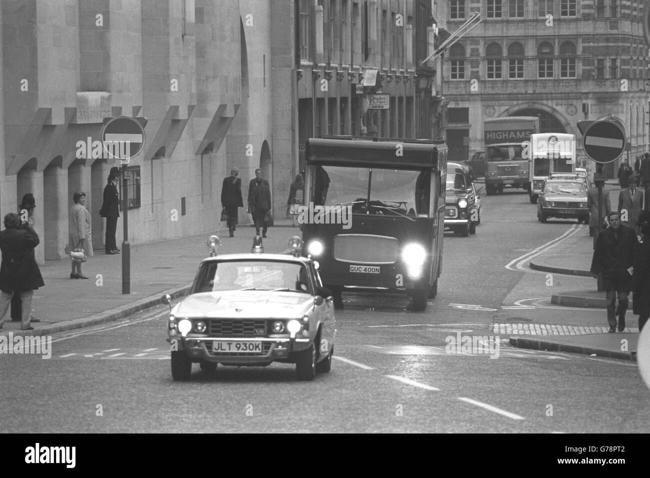 Le convoi transportant l'accusé - trois irishmen et une adolescente de Londres - arrive au Old bailey pour l'ouverture du procès d'attentats à la bombe du pub Guildford. Banque D'Images