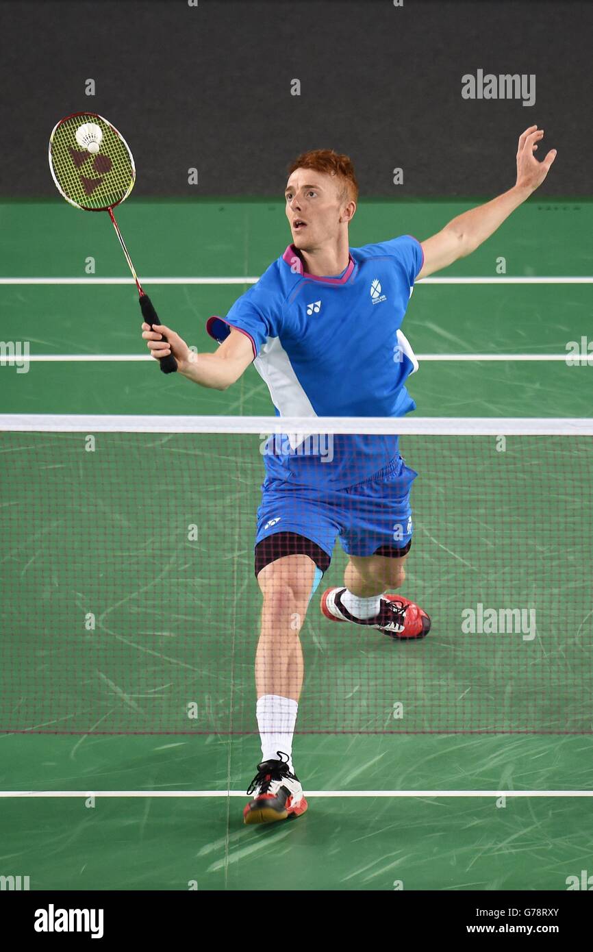 Kieran Merrilees en Écosse en action contre Joe Wu en Nouvelle-Zélande dans le groupe Mixed Teams Play Stage de badminton à l'Emirates Arena pendant les Jeux du Commonwealth de 2014 à Glasgow. Banque D'Images