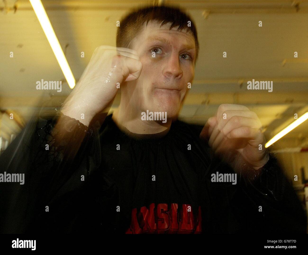 Ricky Hatton, champion de boxe WBU Lighdouziter, s'entraîne dans sa salle de gym dans la région de Denton, dans le Grand Manchester, avant son combat de titre contre l'américain Vince Phillips à l'arène M.E.N. Banque D'Images