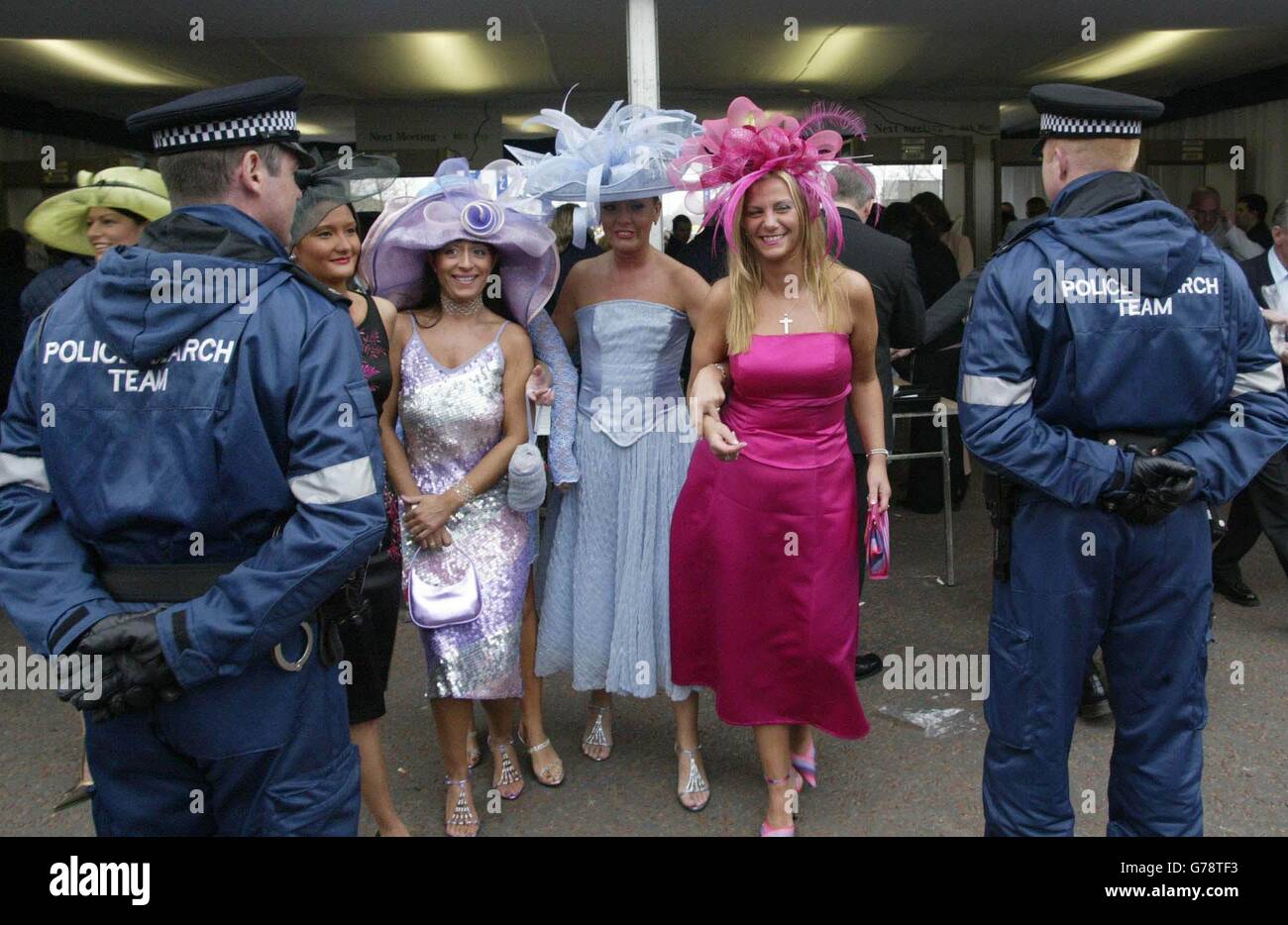 L'équipe de recherche de la police veille sur les pilotes lors de la Grand National Meeting, à l'hippodrome d'Aintree, à Liverpool. Banque D'Images